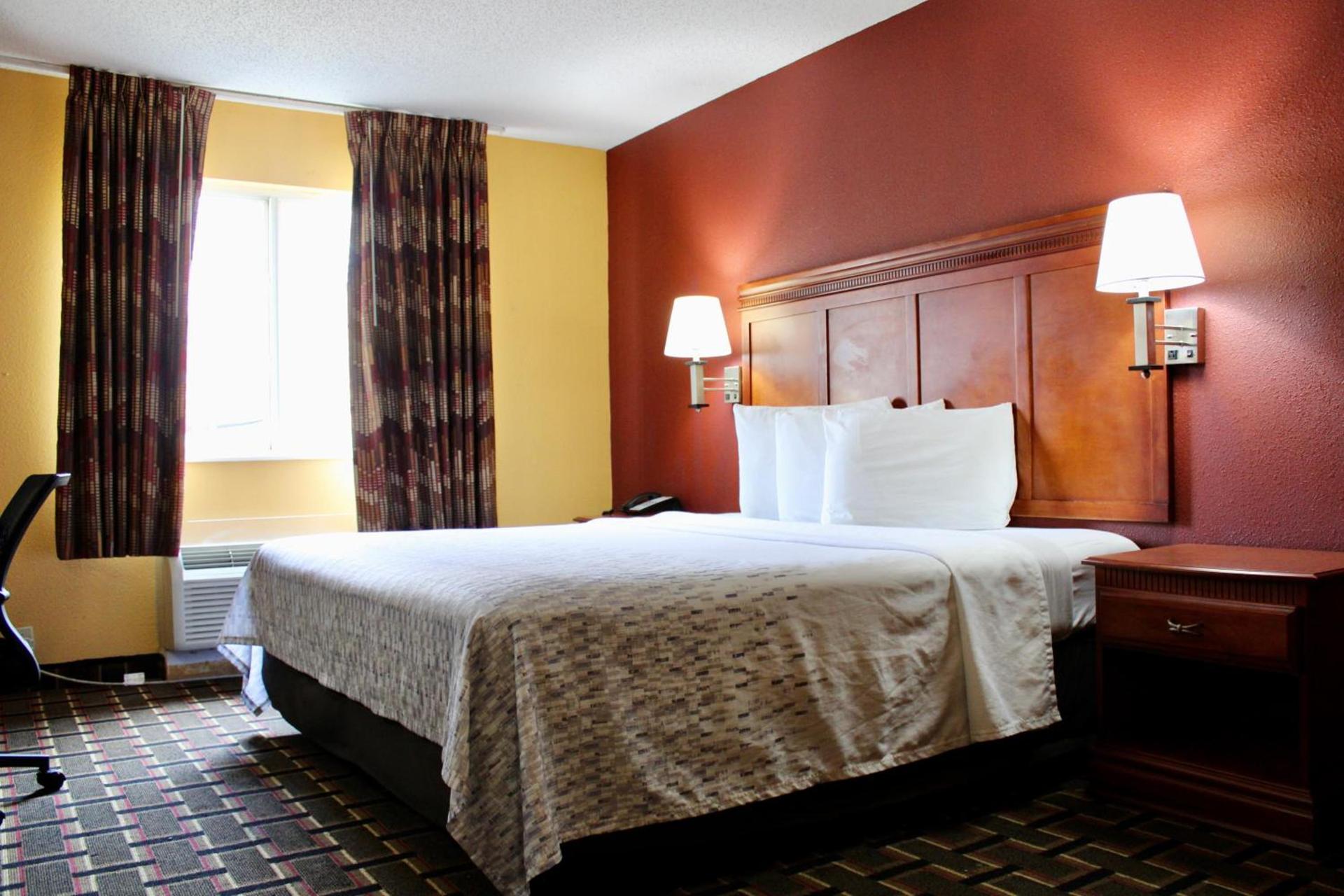 HomeTown Inn & Suites photo 4