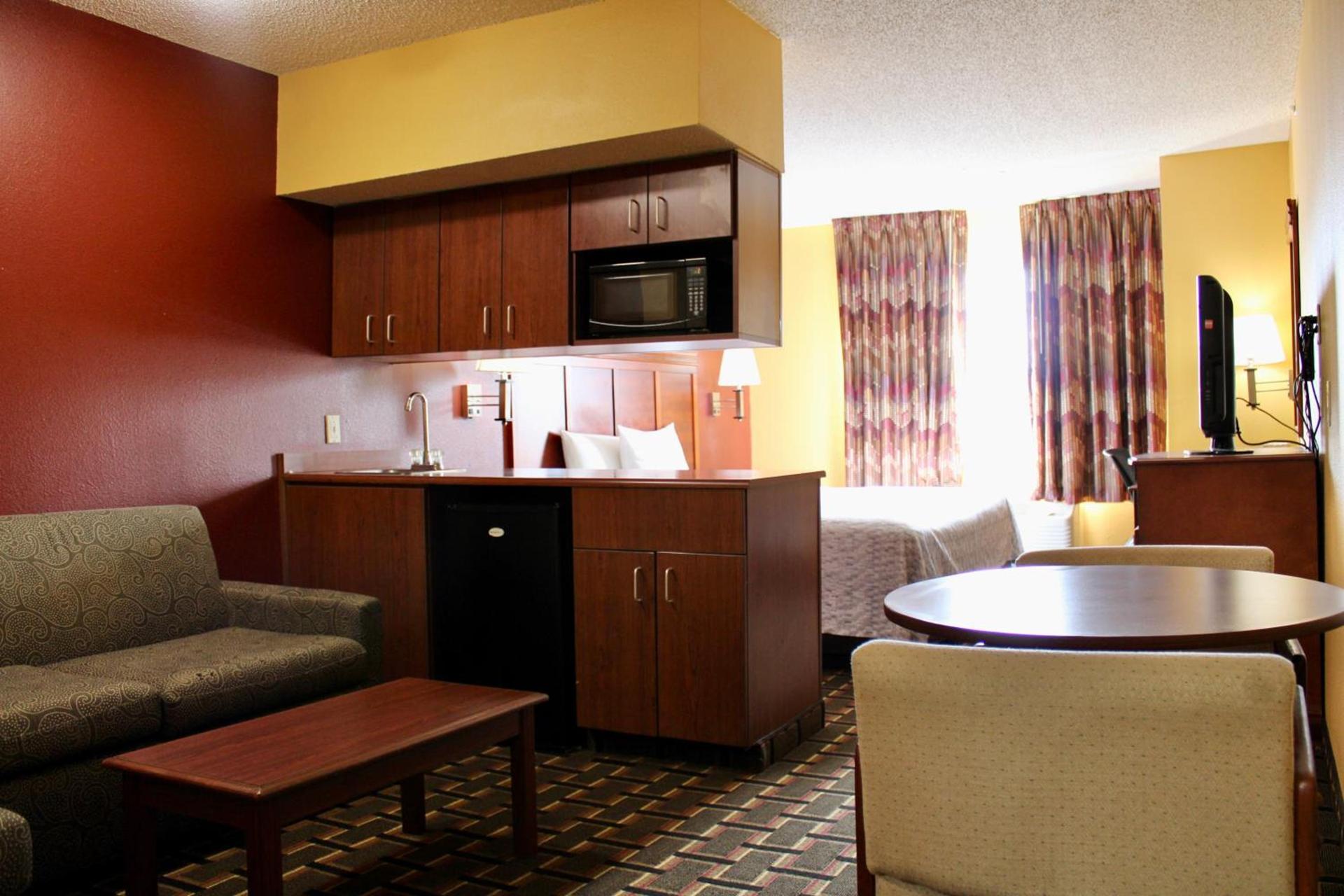 HomeTown Inn & Suites photo 6