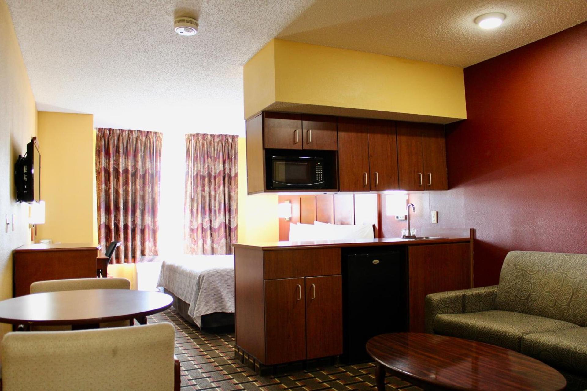 HomeTown Inn & Suites photo 7