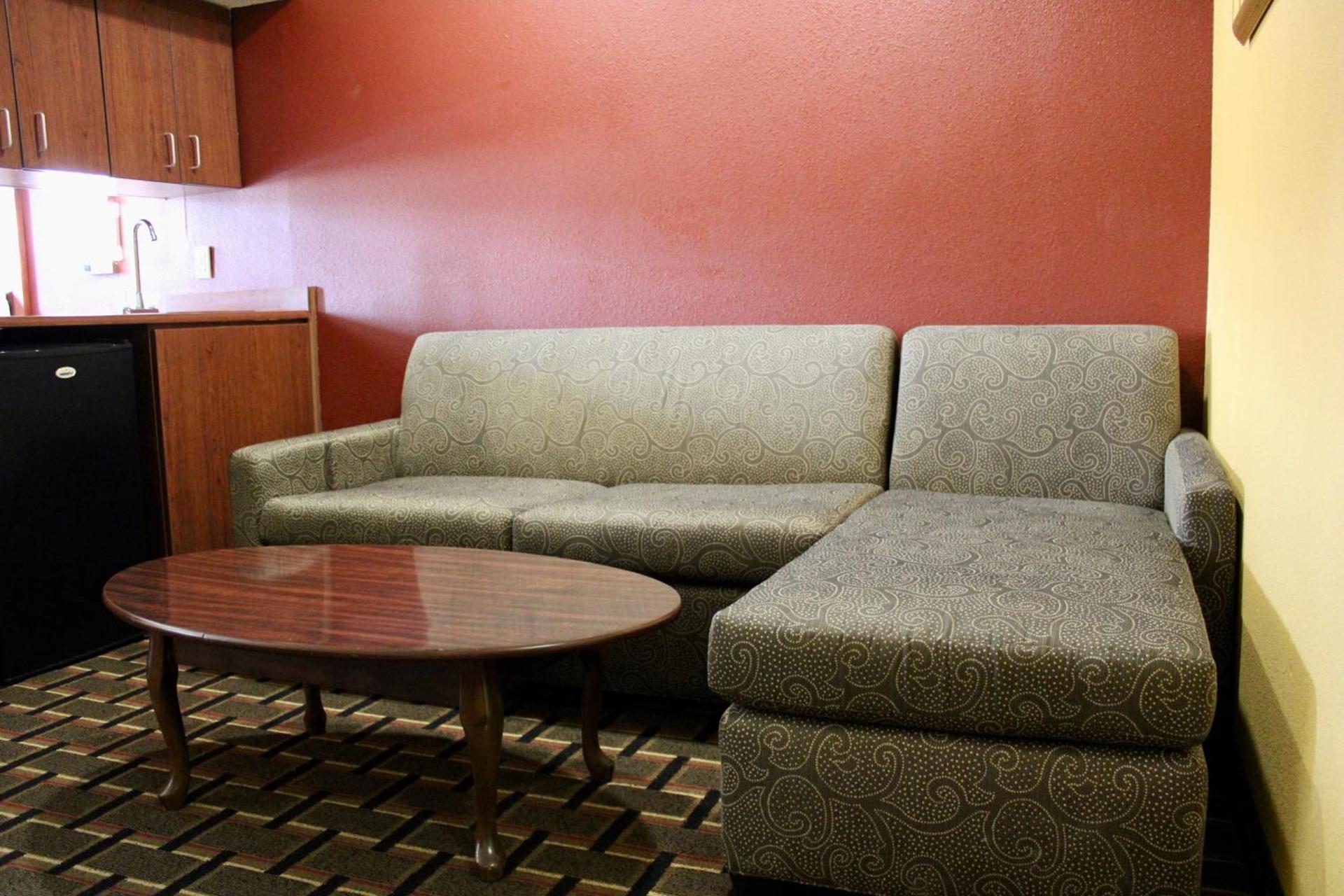 HomeTown Inn & Suites photo 12