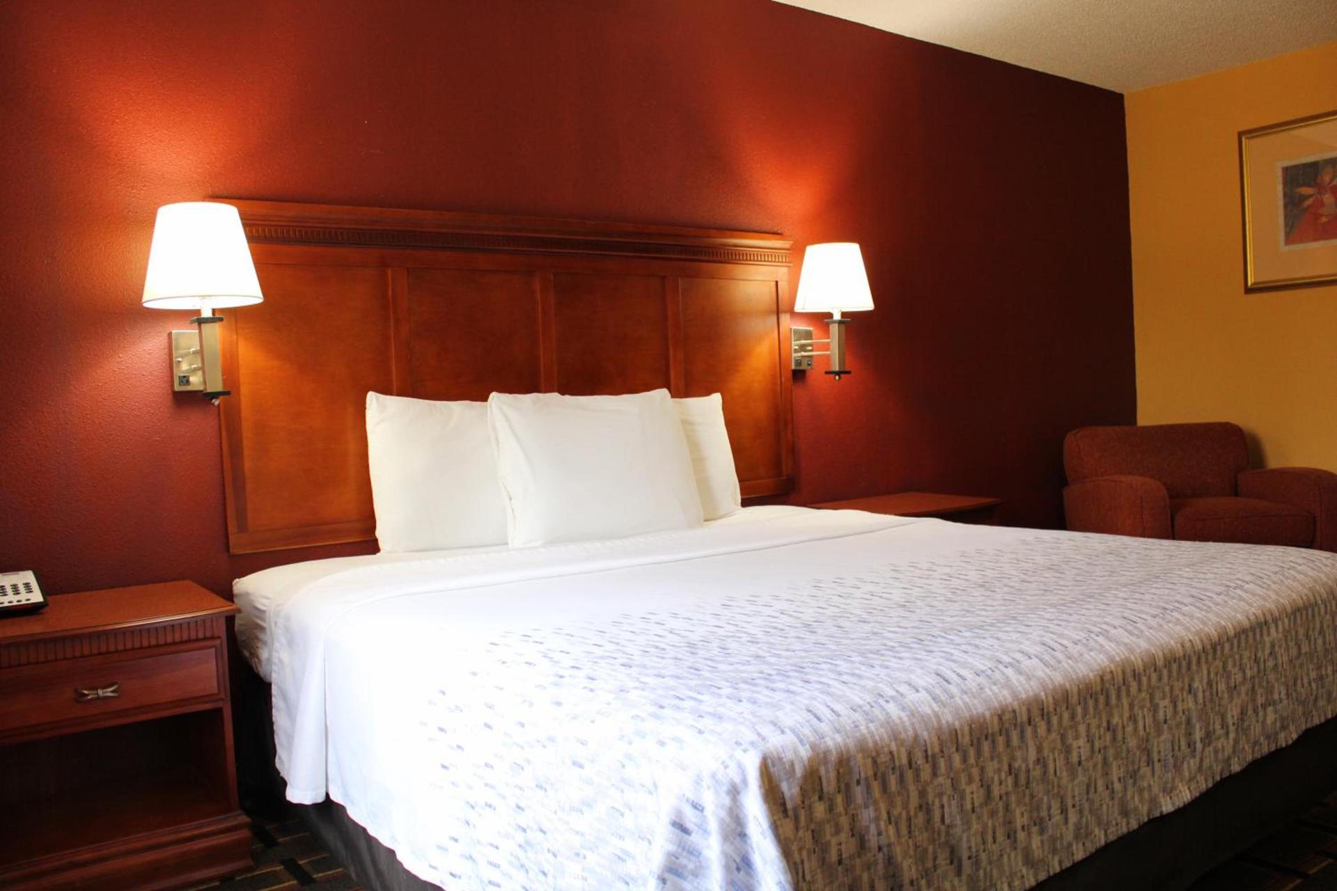 HomeTown Inn & Suites photo 8