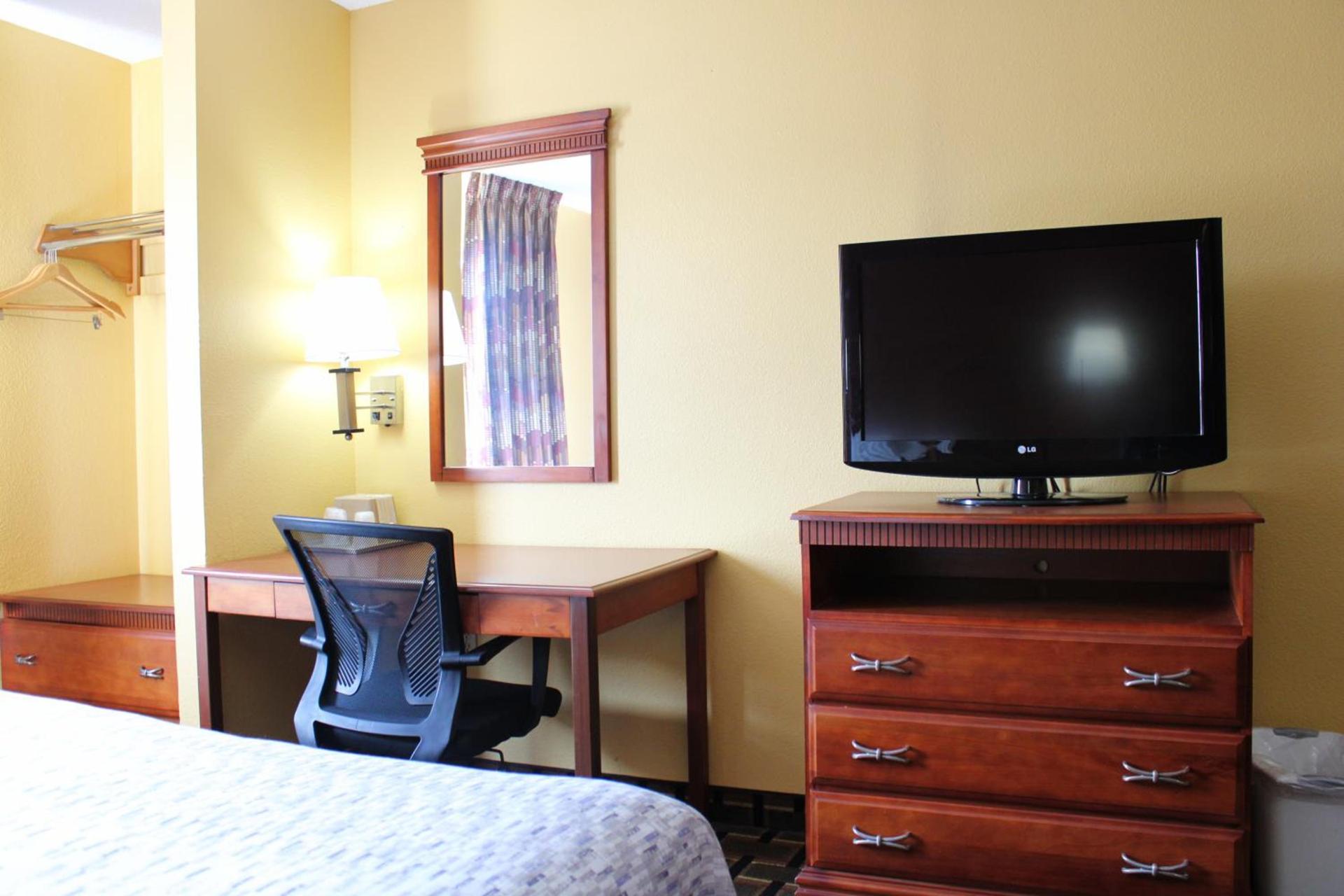 HomeTown Inn & Suites photo 11
