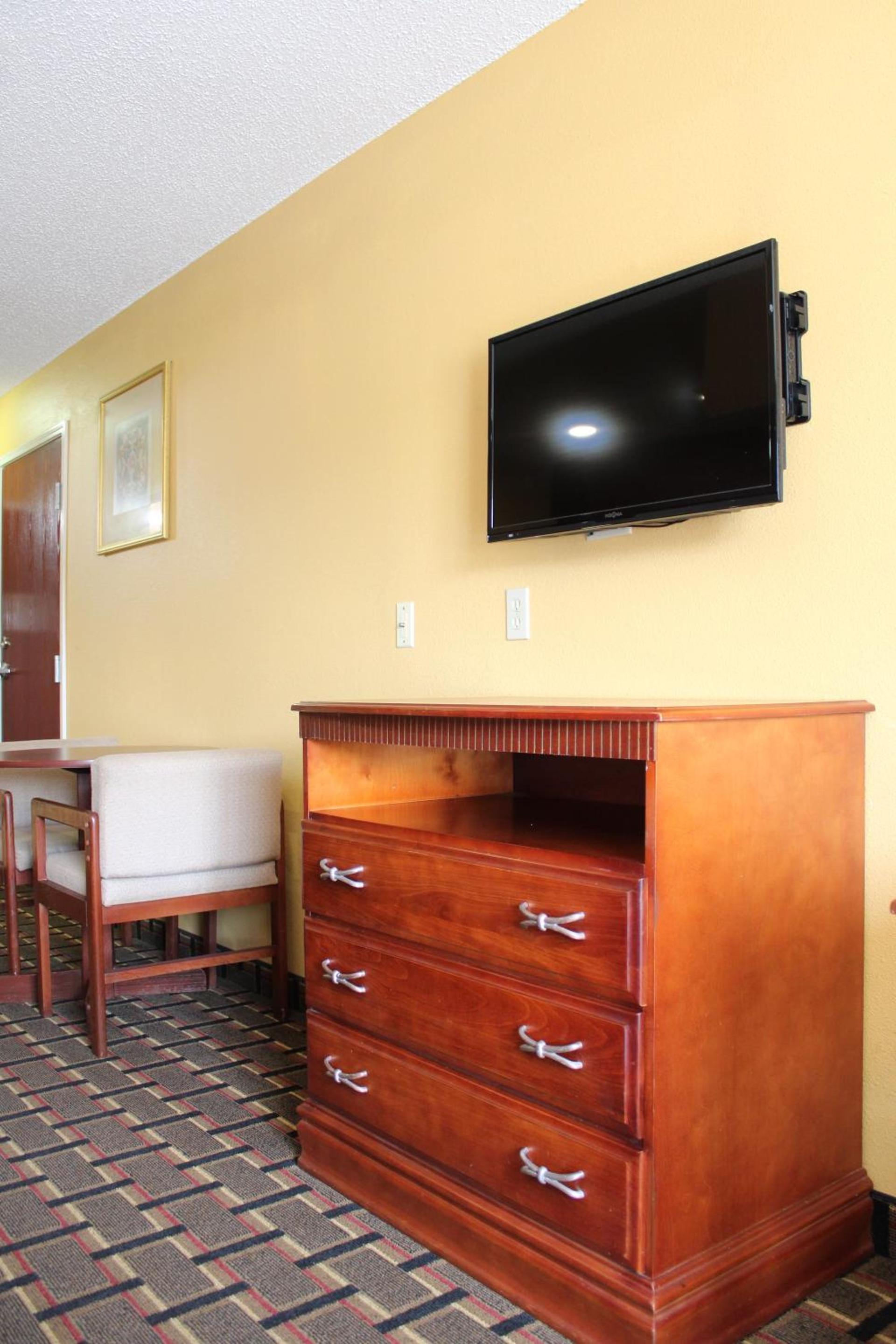 HomeTown Inn & Suites photo 15