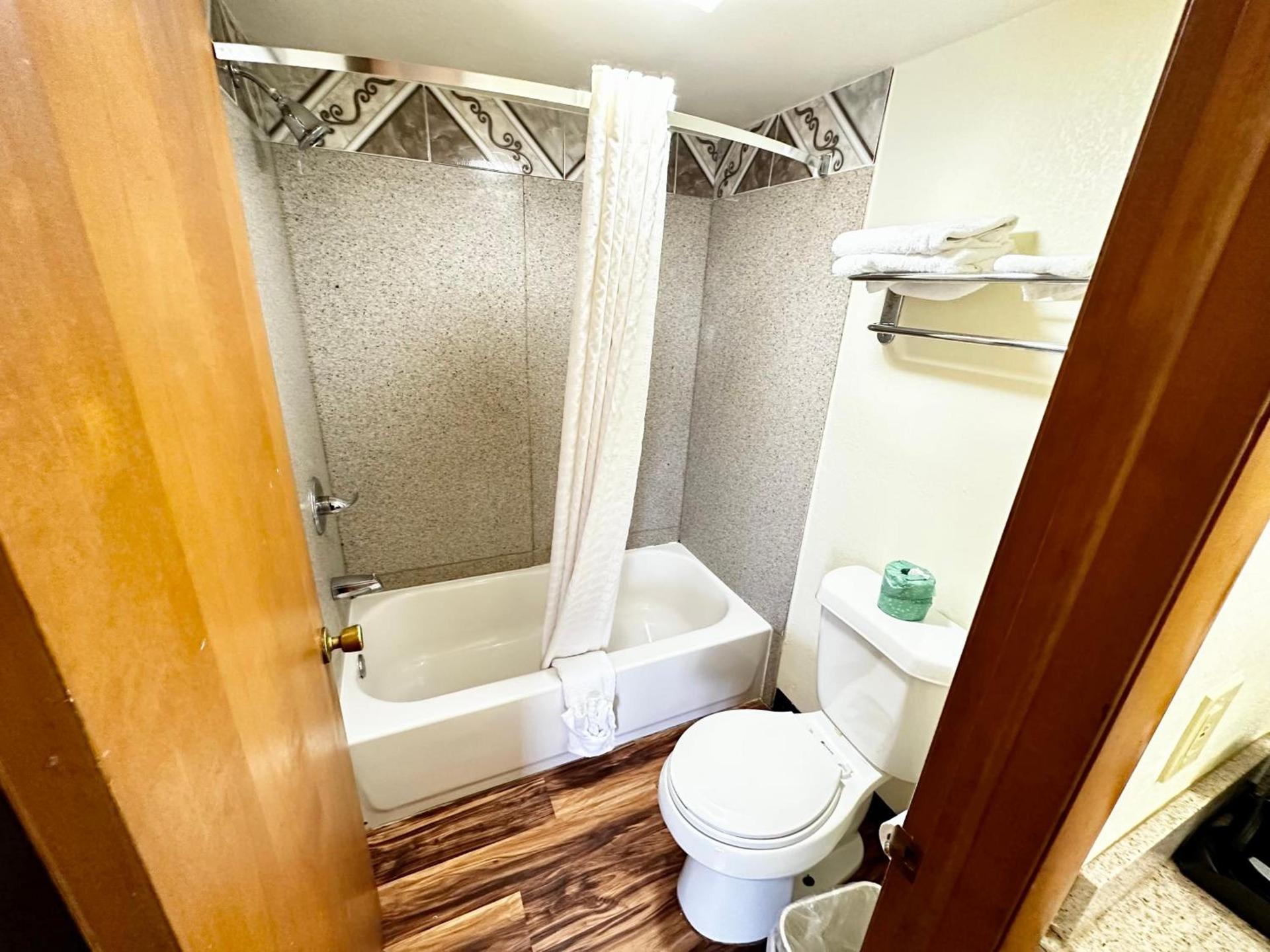 Regency Inn Iola photo 6