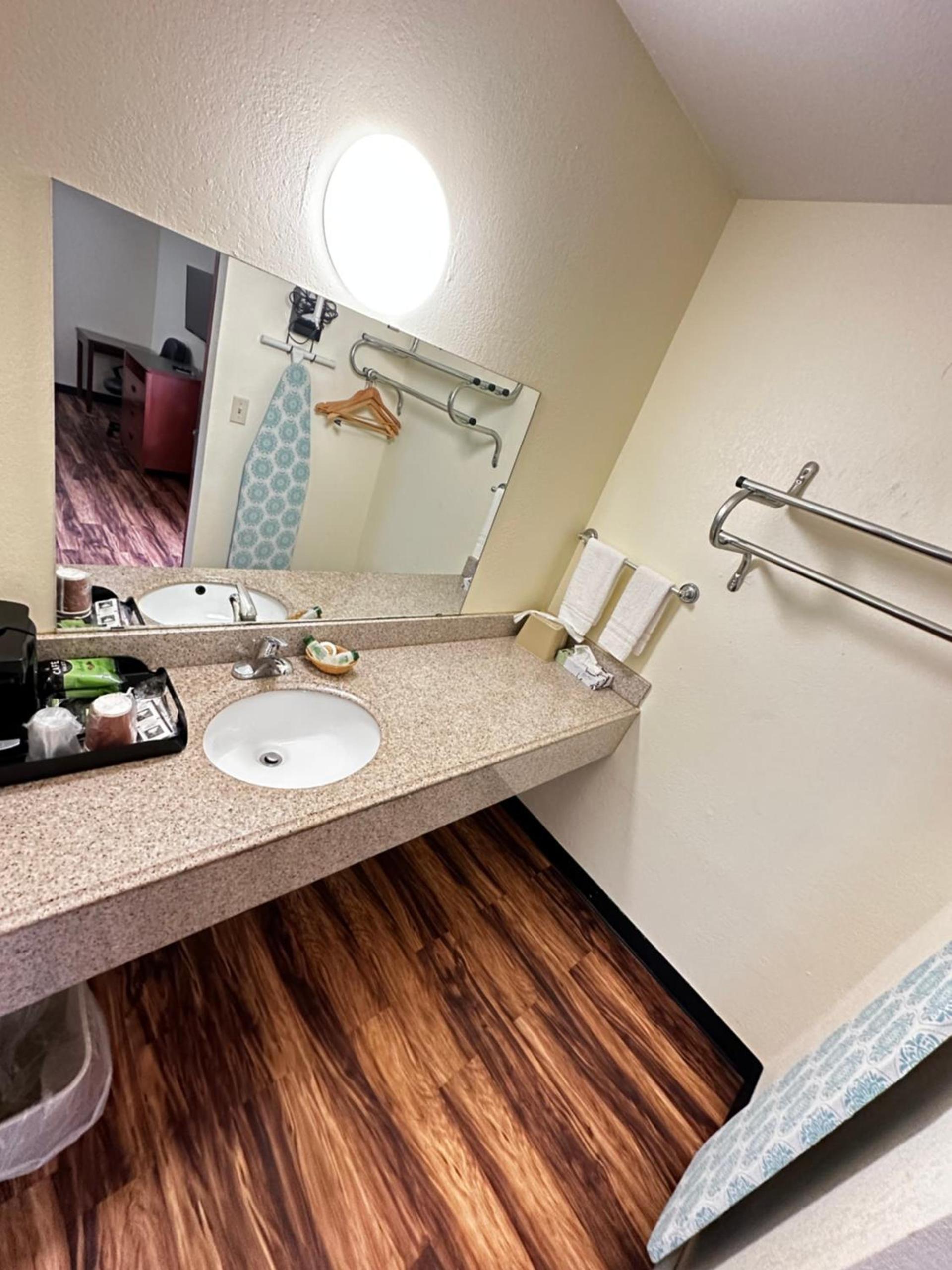 Regency Inn Iola photo 5