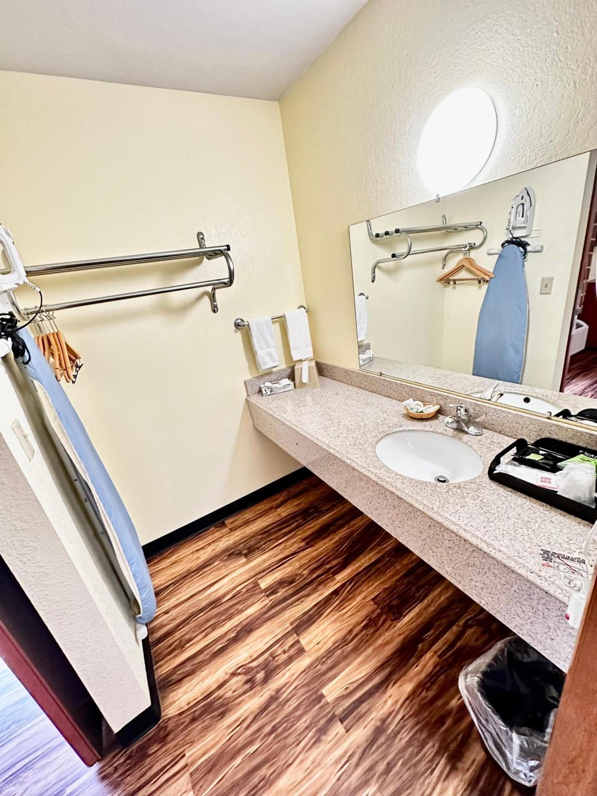 Regency Inn Iola photo 3