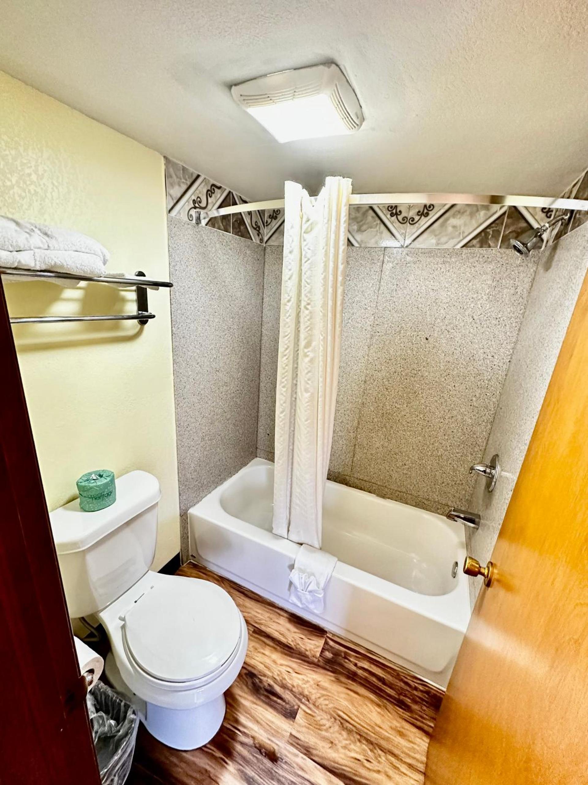 Regency Inn Iola photo 2