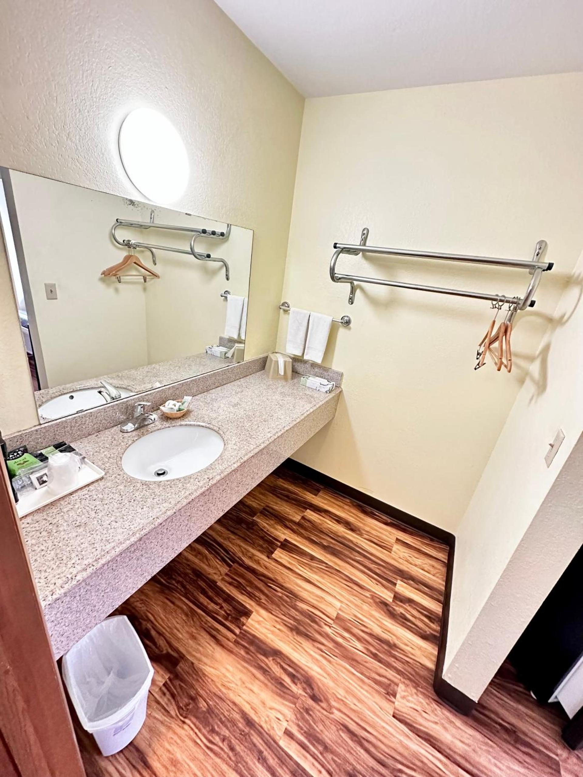 Regency Inn Iola photo 16
