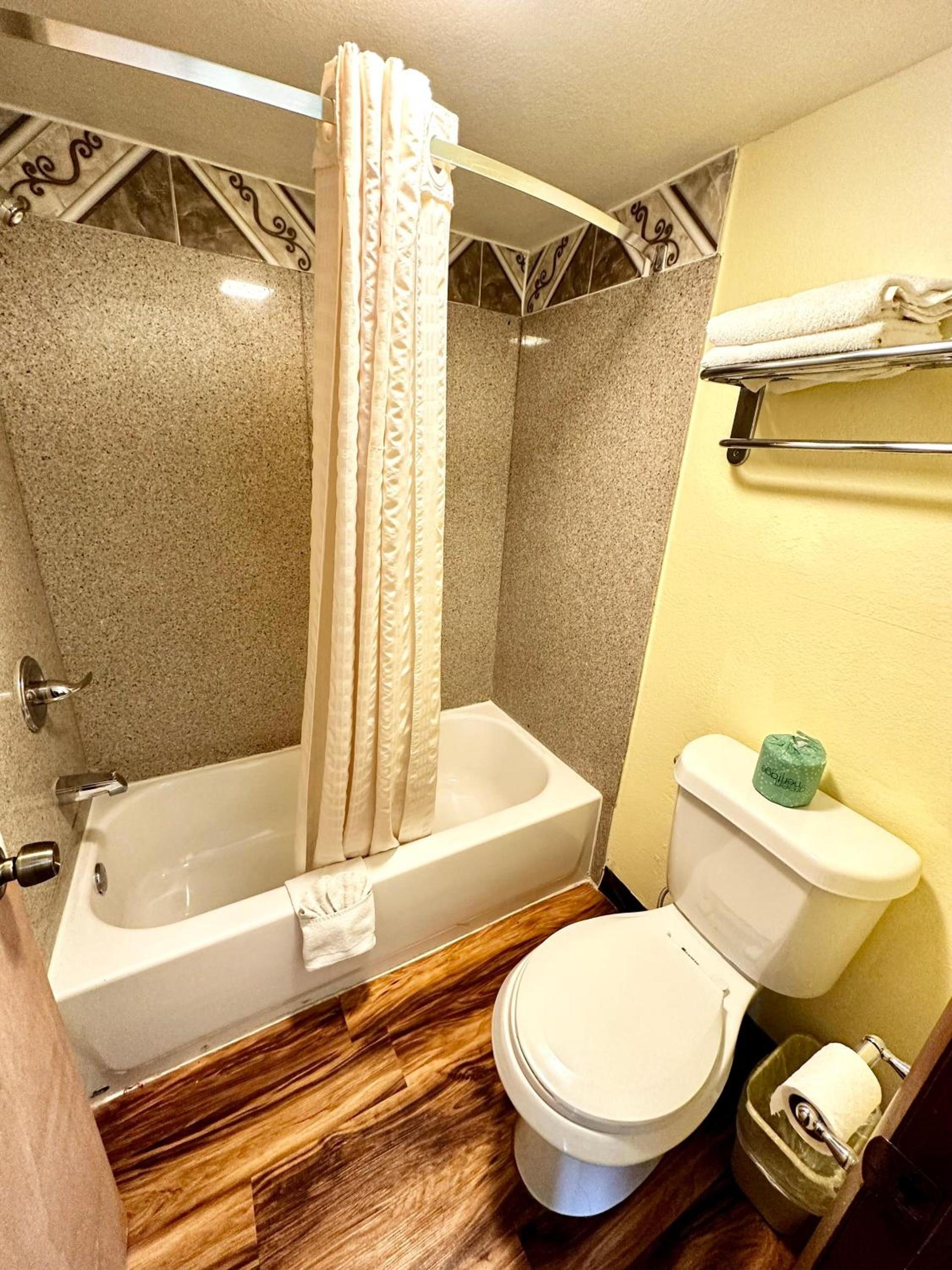 Regency Inn Iola photo 4