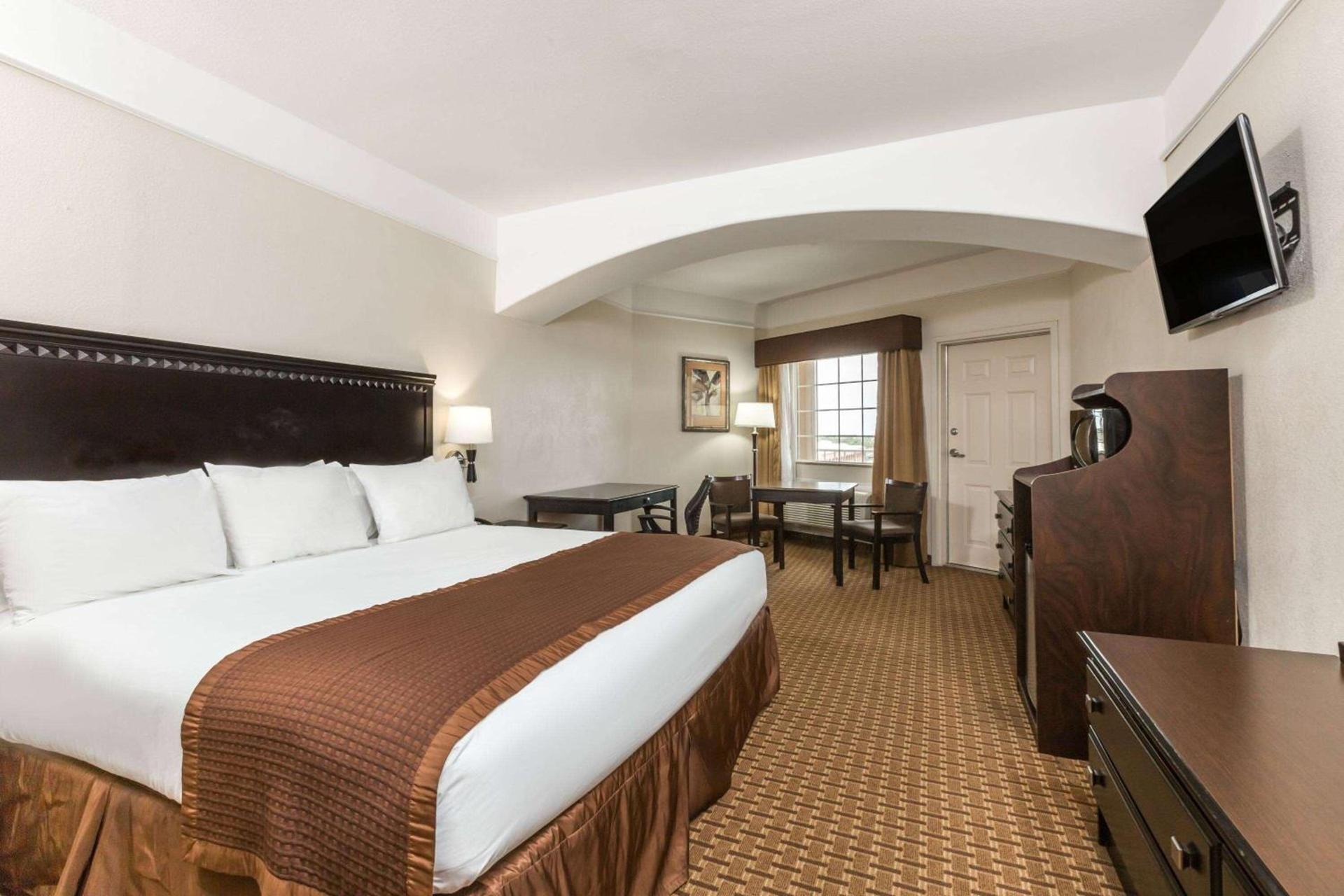 Baymont by Wyndham Galveston photo 10