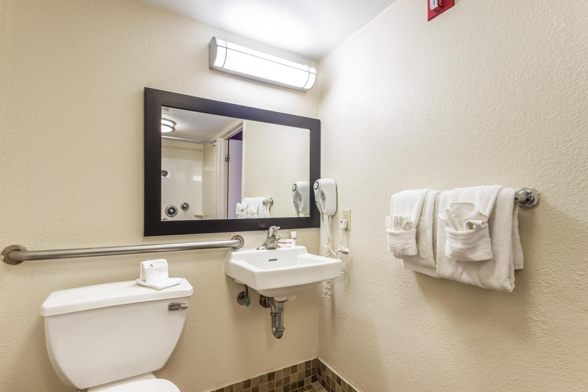 Red Roof Inn Milwaukee Airport Oak Creek photo 32