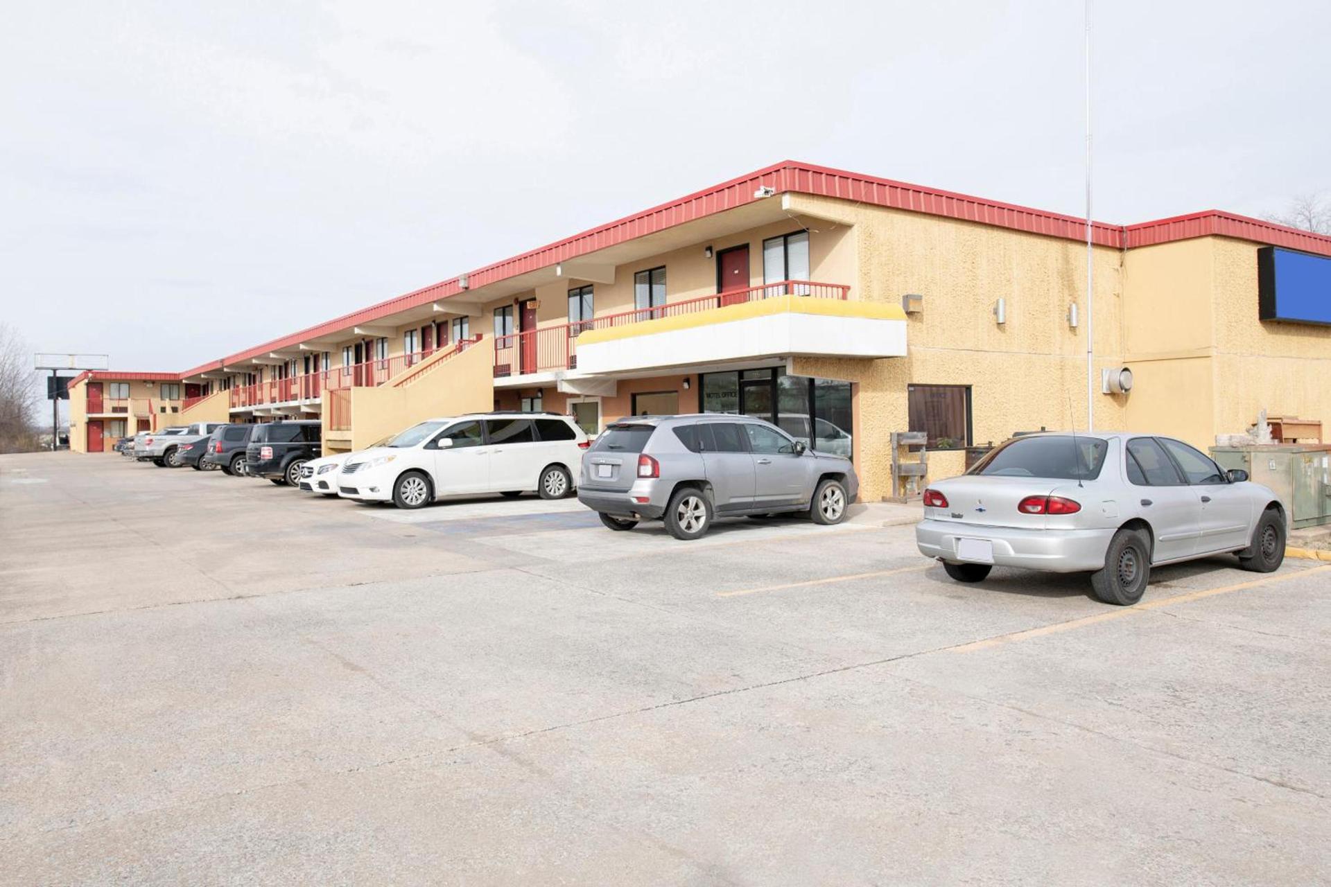 OYO Hotel Tulsa International Airport photo 20