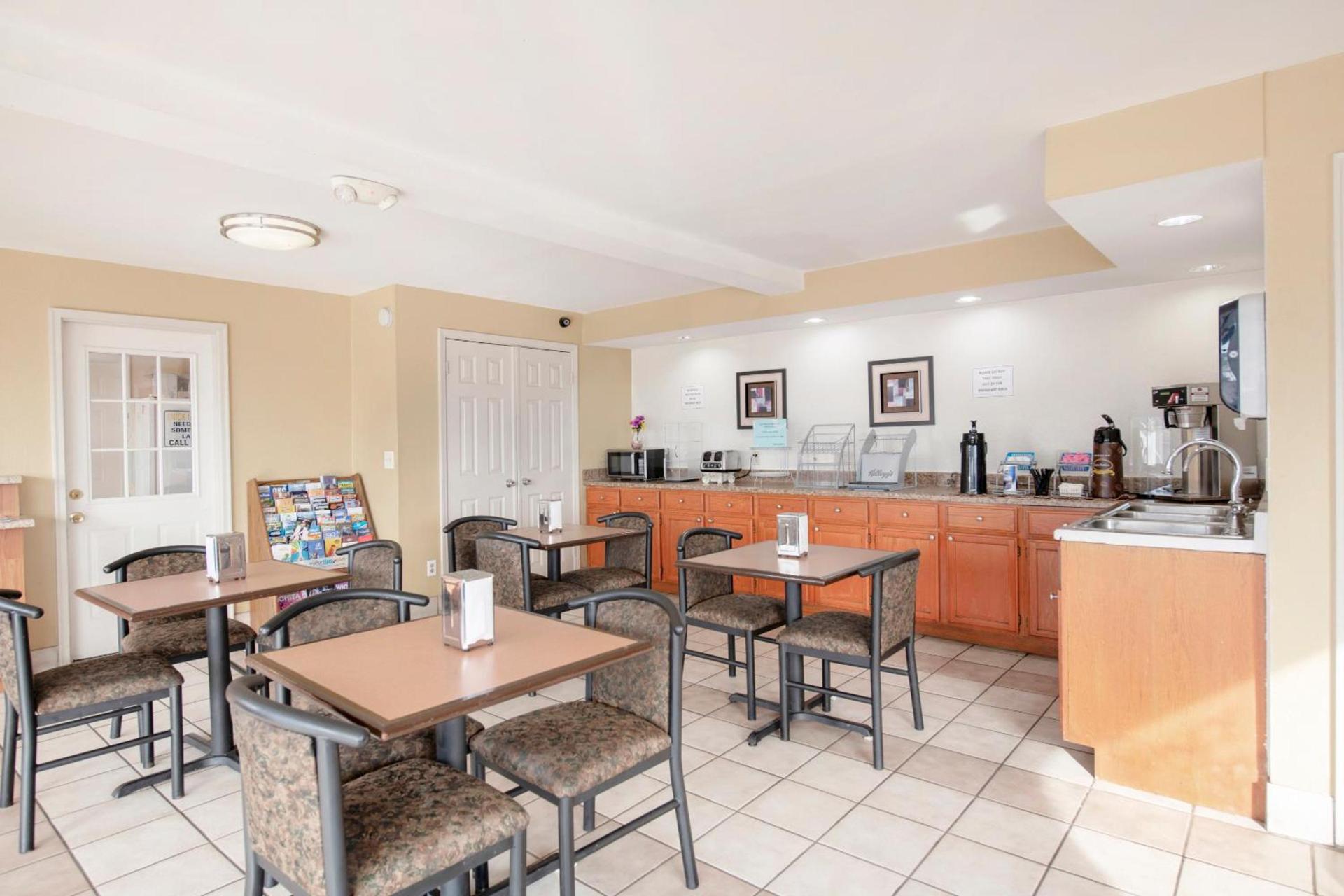 OYO Hotel Tulsa International Airport photo 22