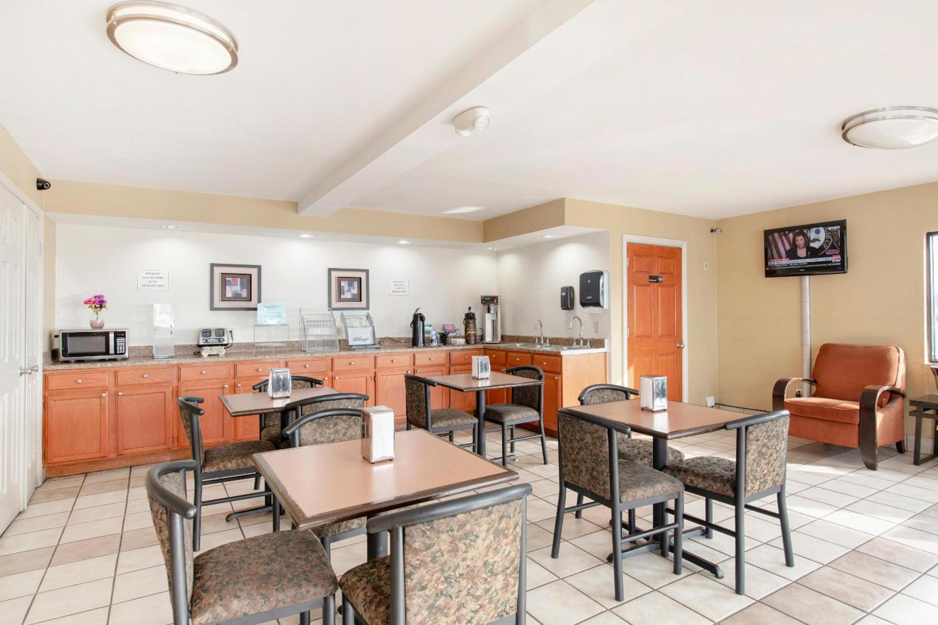 OYO Hotel Tulsa International Airport photo 21