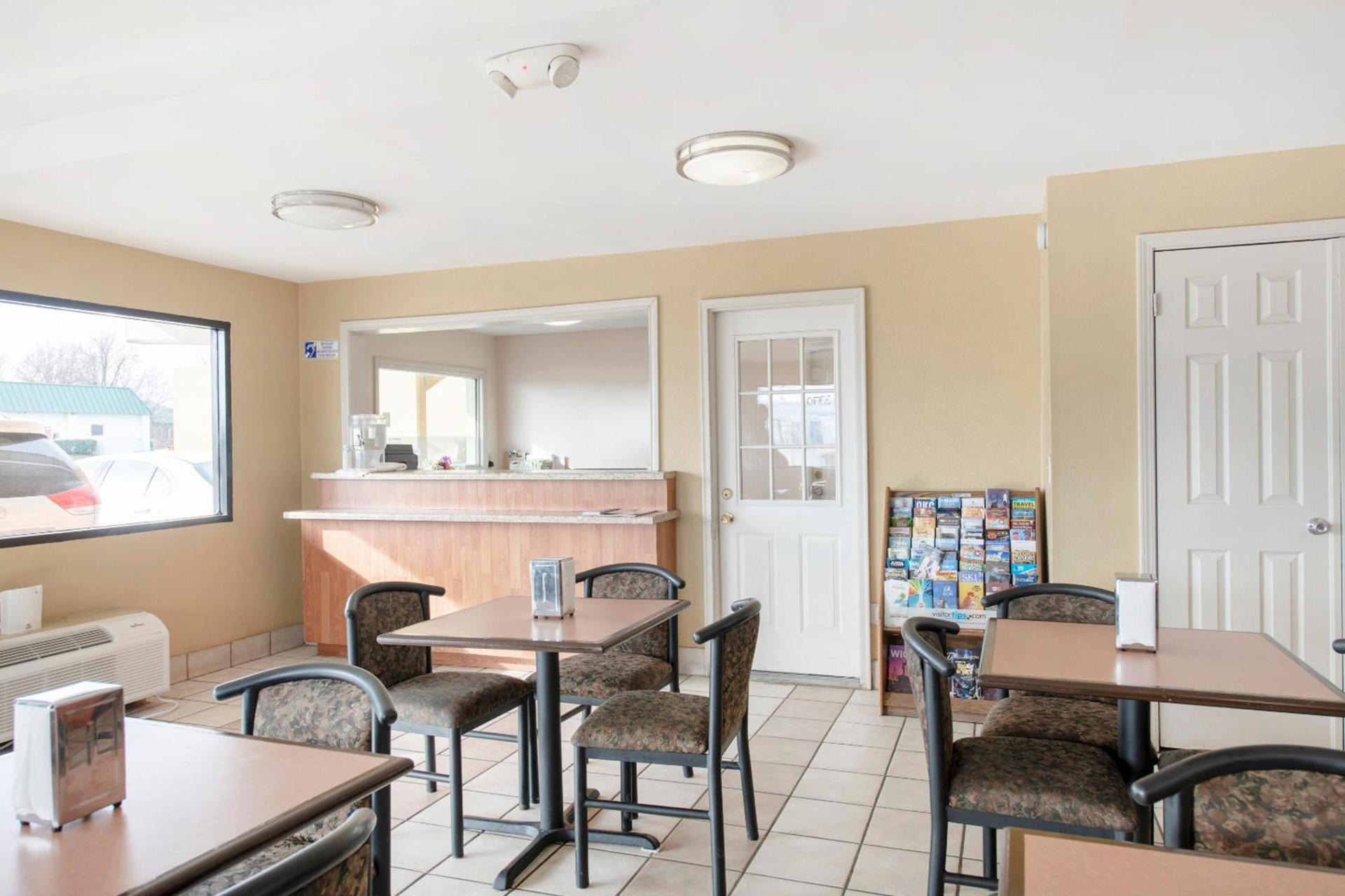 OYO Hotel Tulsa International Airport photo 2