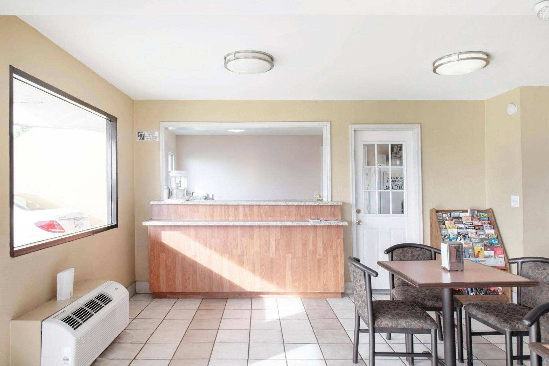 OYO Hotel Tulsa International Airport photo 3