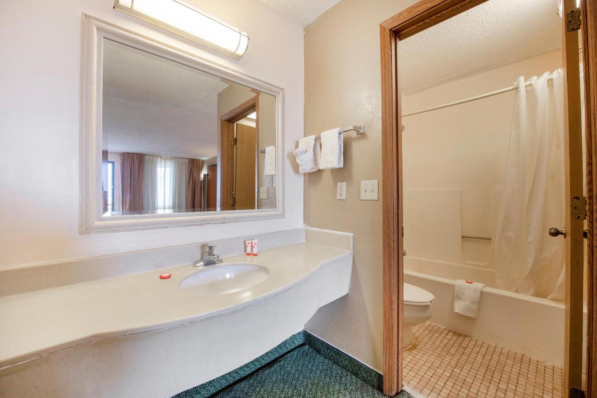 OYO Hotel Tulsa International Airport photo 5