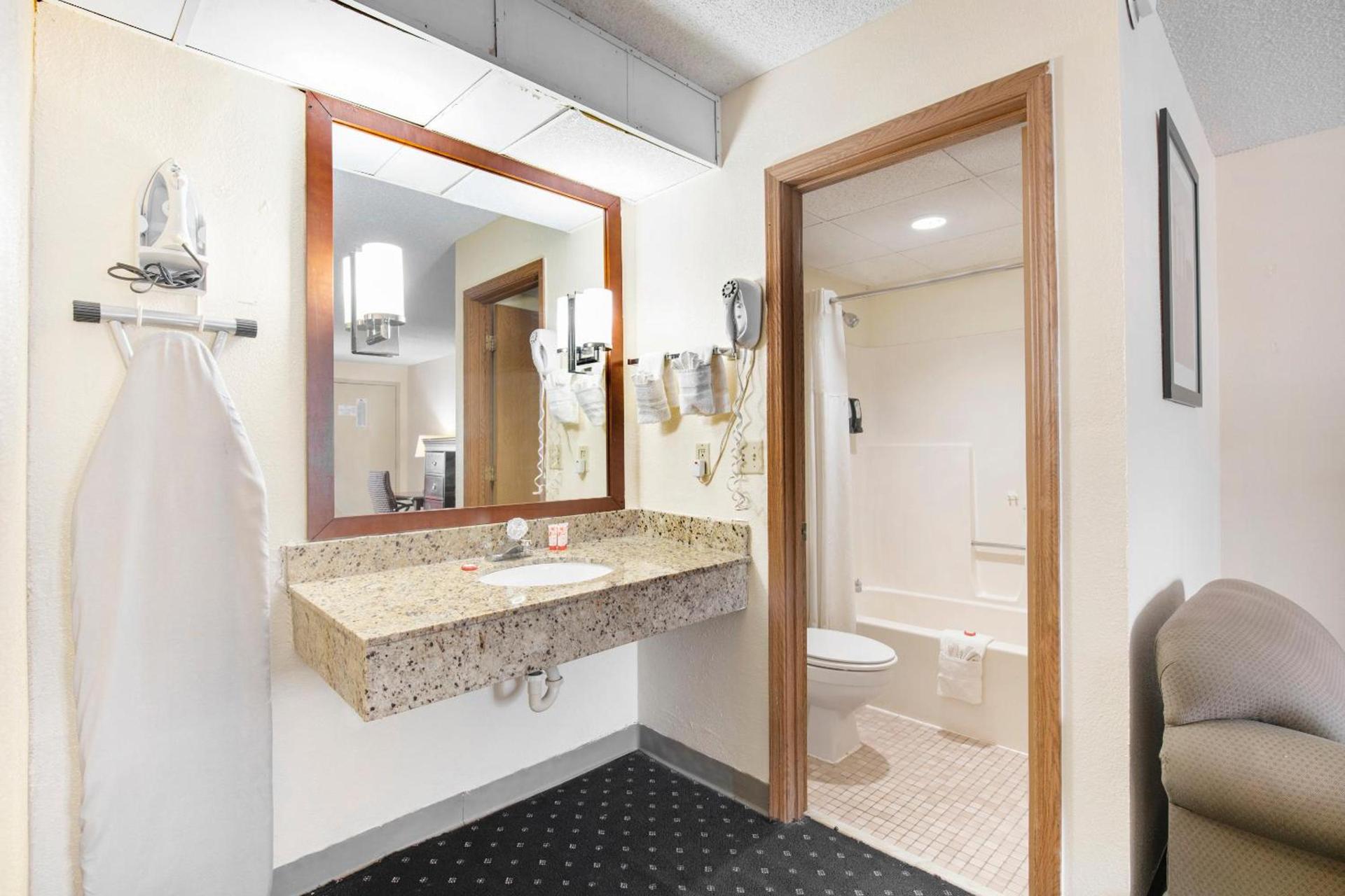OYO Hotel Tulsa International Airport photo 17