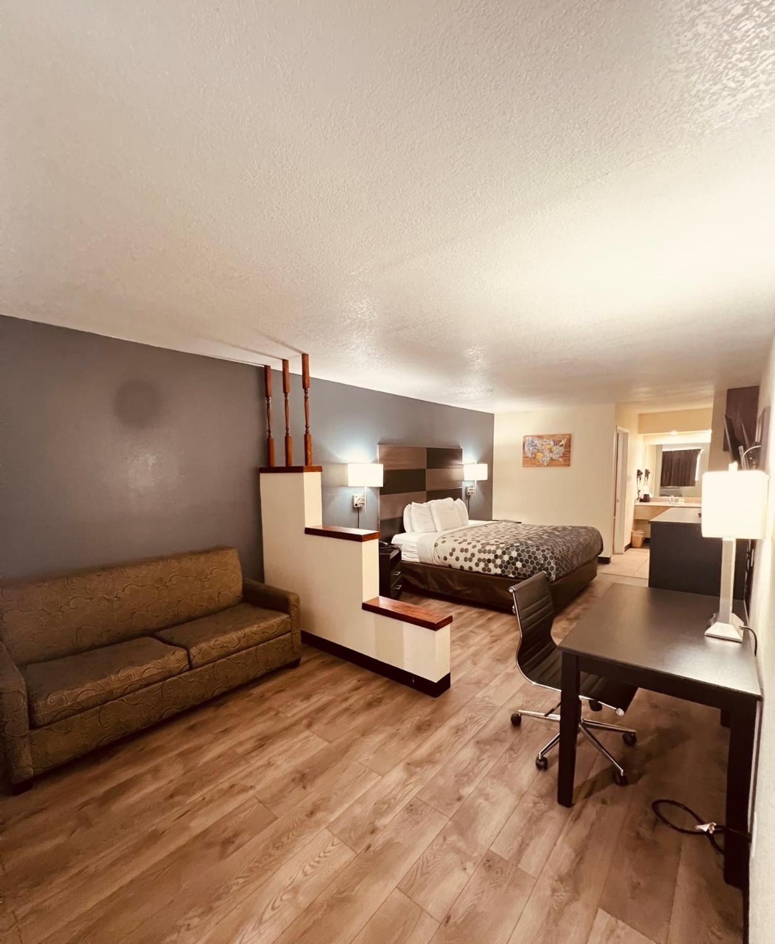 Econo Lodge Inn & Suites Downtown San Antonio Riverwalk Area photo 34
