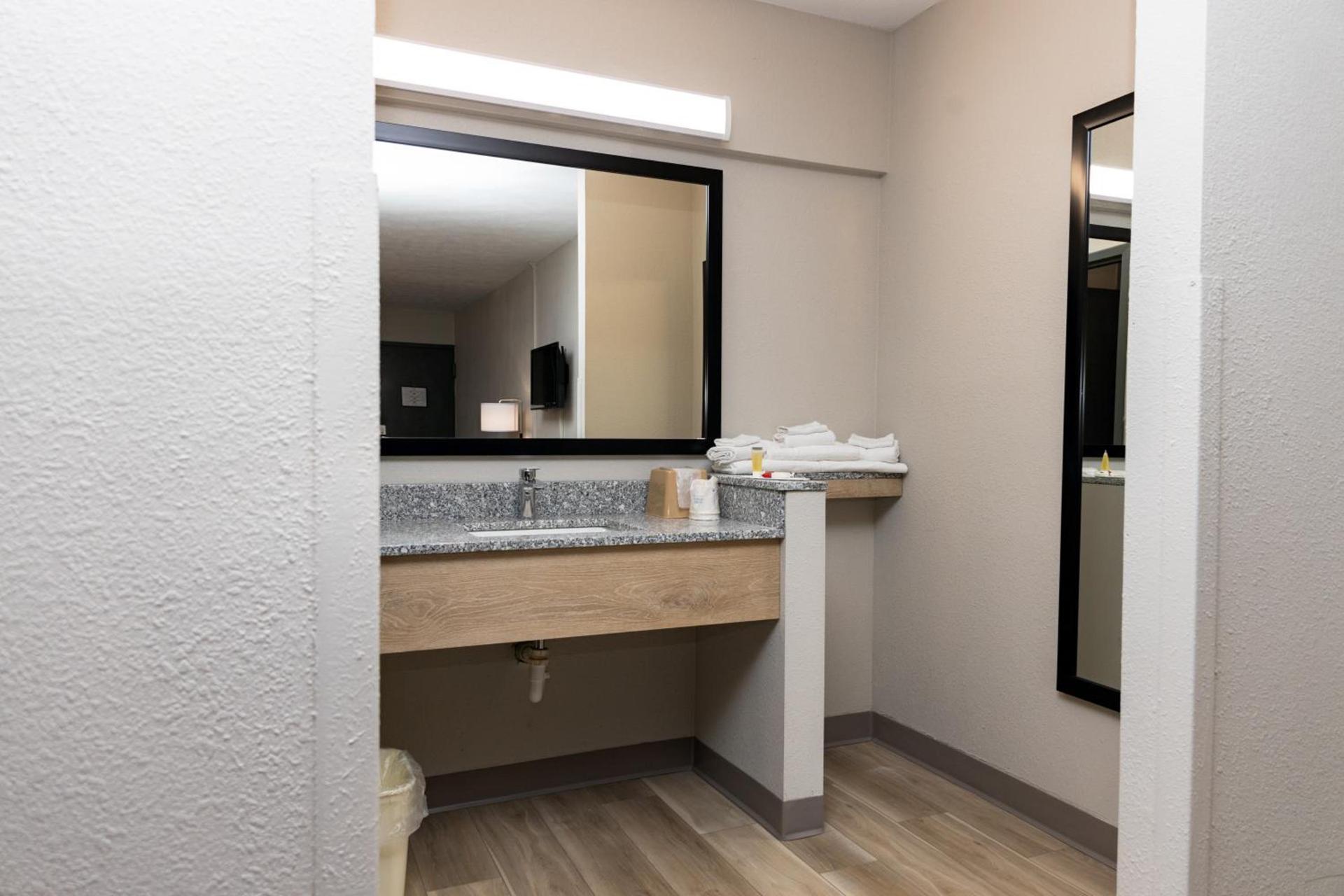 Days Inn by Wyndham Cincinnati East photo 28