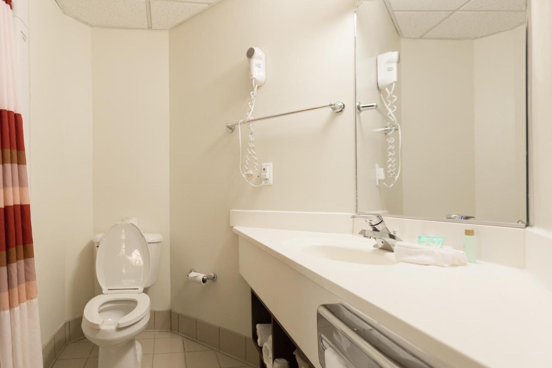 Travelodge by Wyndham Romulus Detroit Airport photo 26
