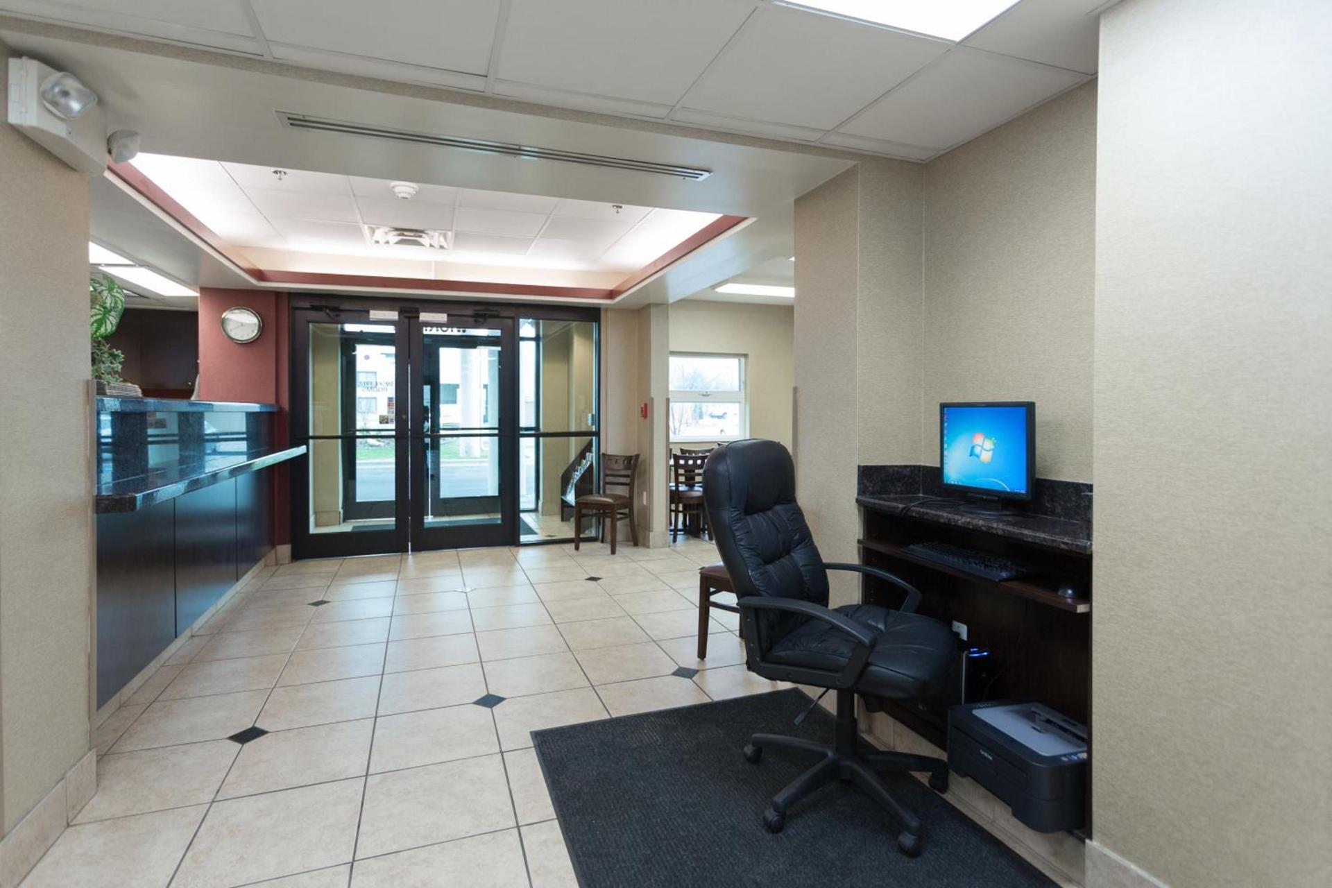 Travelodge by Wyndham Romulus Detroit Airport photo 12
