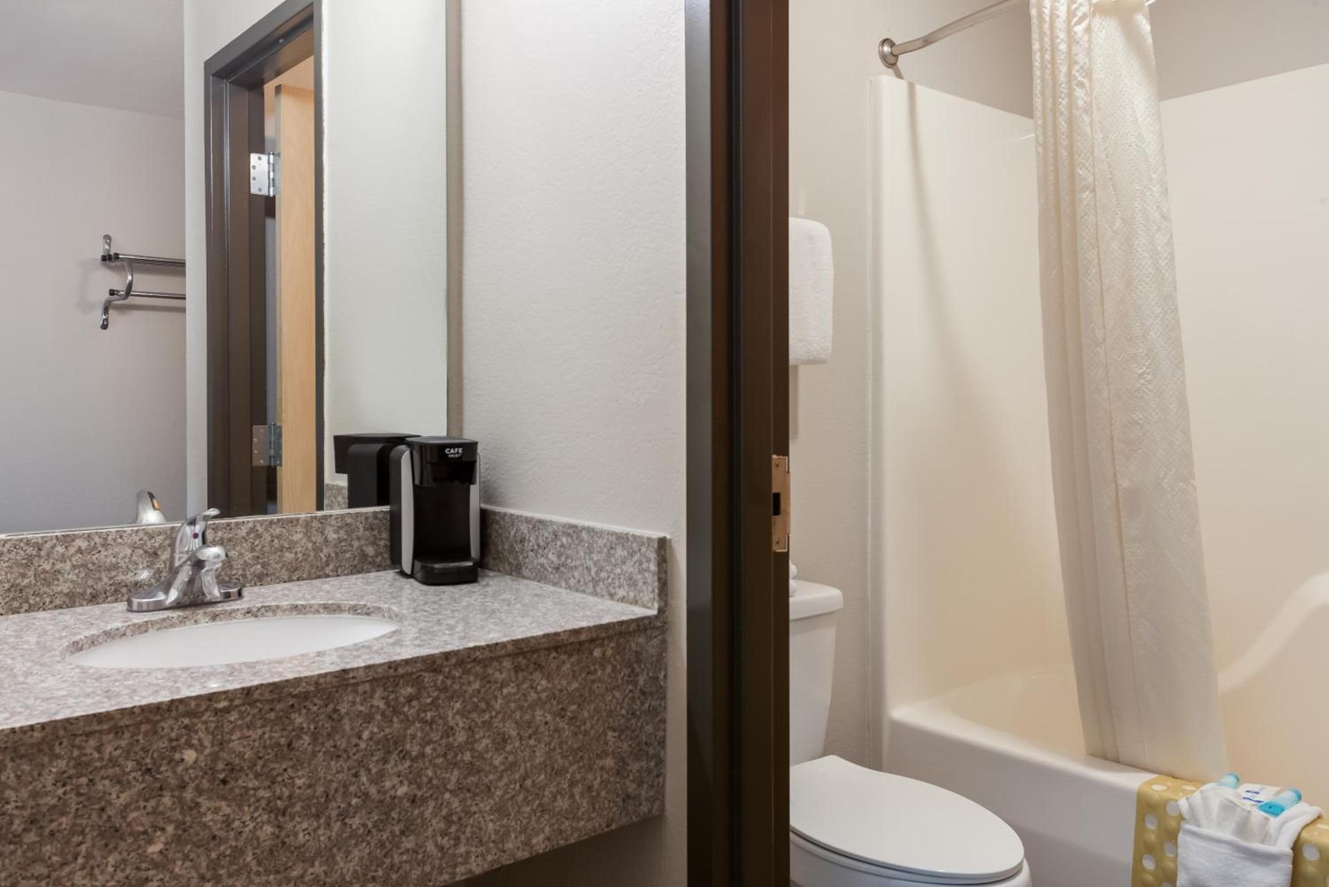 Rodeway Inn Branson, Brick House photo 25