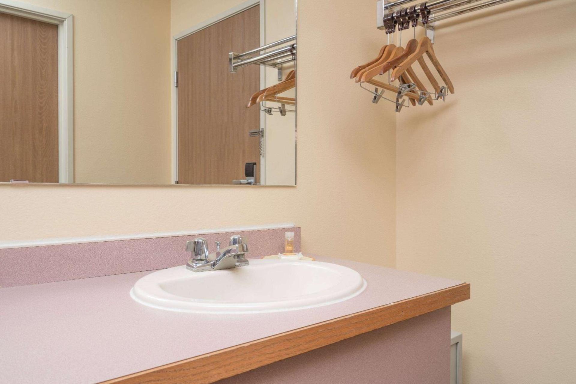 Days Inn by Wyndham West-Eau Claire photo 3