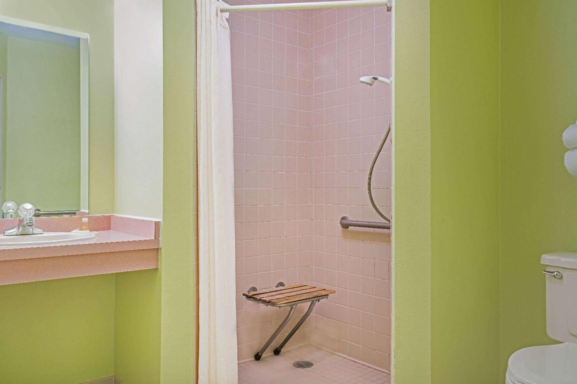 Days Inn by Wyndham West-Eau Claire photo 7