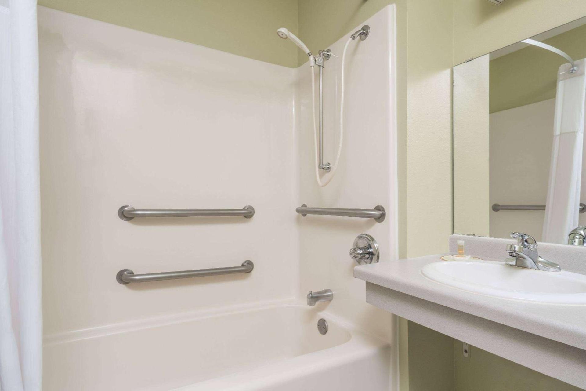 Days Inn by Wyndham West-Eau Claire photo 10