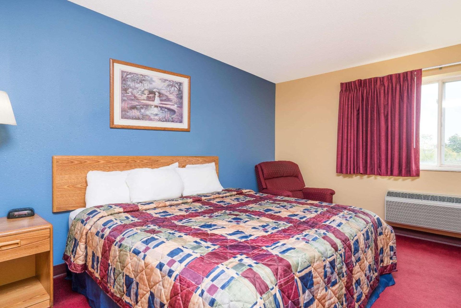 Days Inn by Wyndham West-Eau Claire photo 9