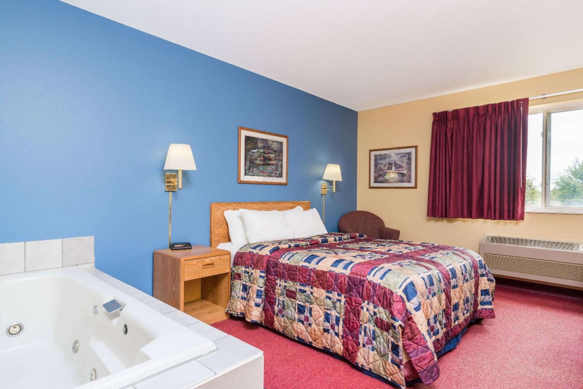 Days Inn by Wyndham West-Eau Claire photo 11