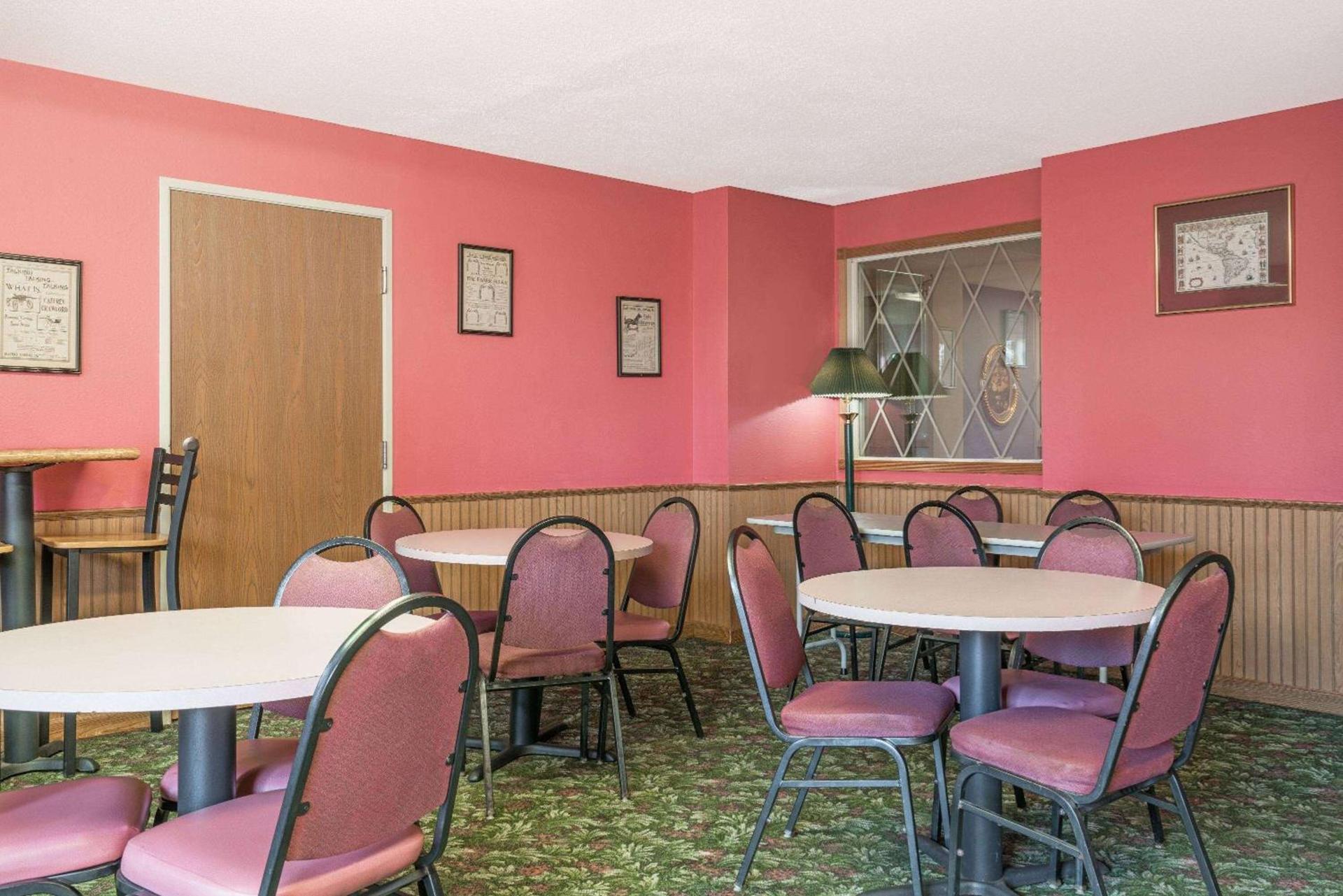 Days Inn by Wyndham West-Eau Claire photo 12