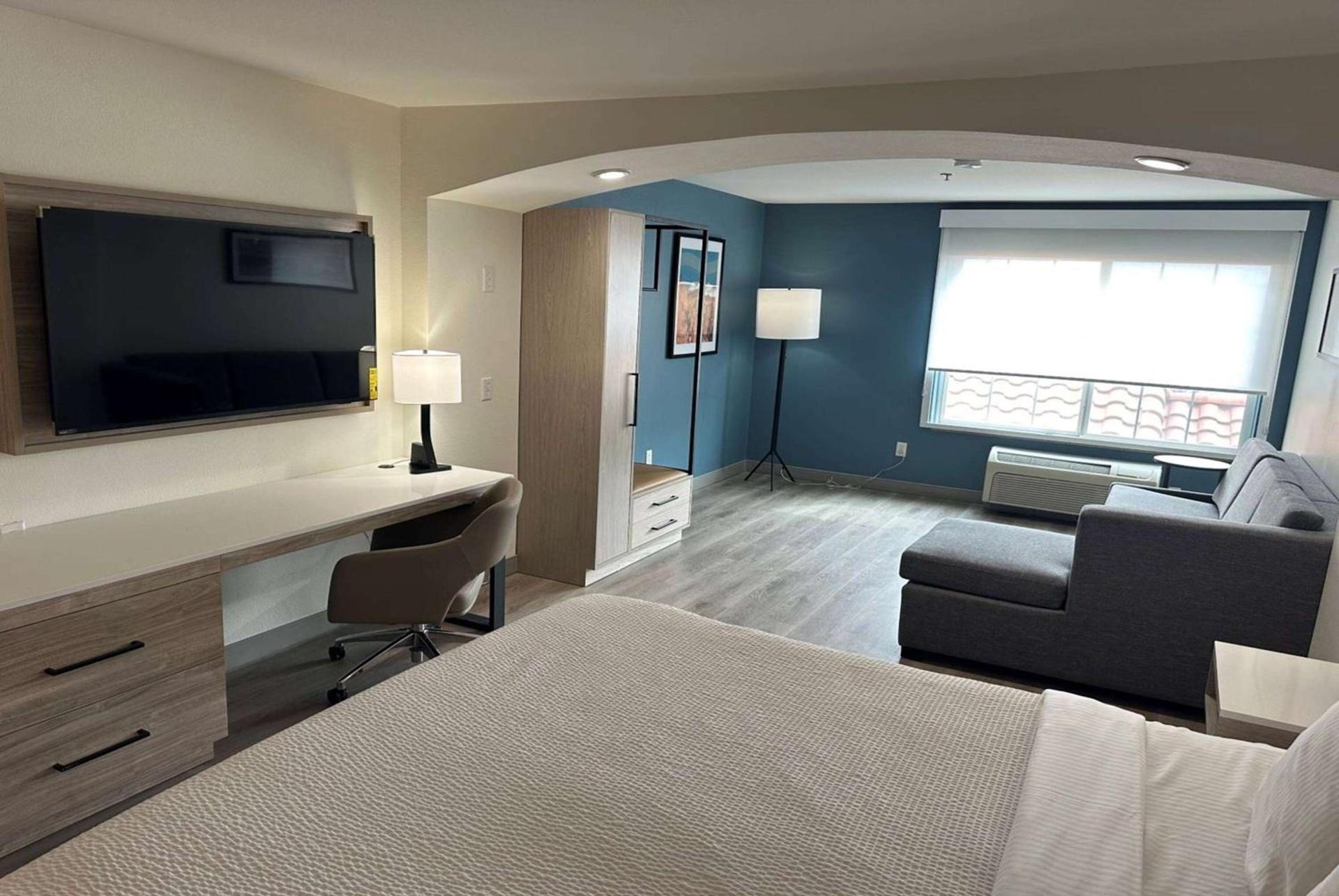 La Quinta Inn & Suites by Wyndham Albuquerque Midtown photo 5