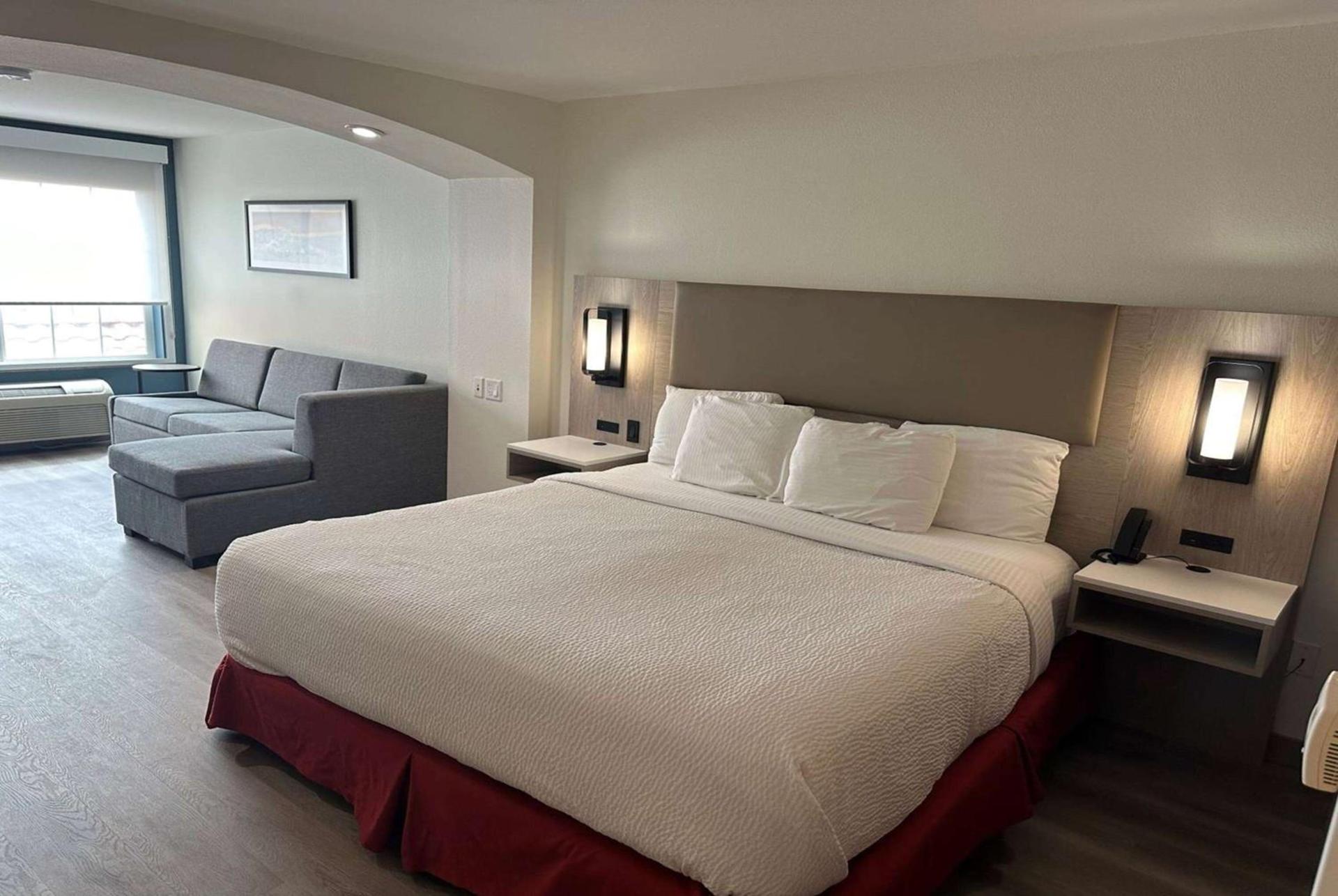La Quinta Inn & Suites by Wyndham Albuquerque Midtown photo 40
