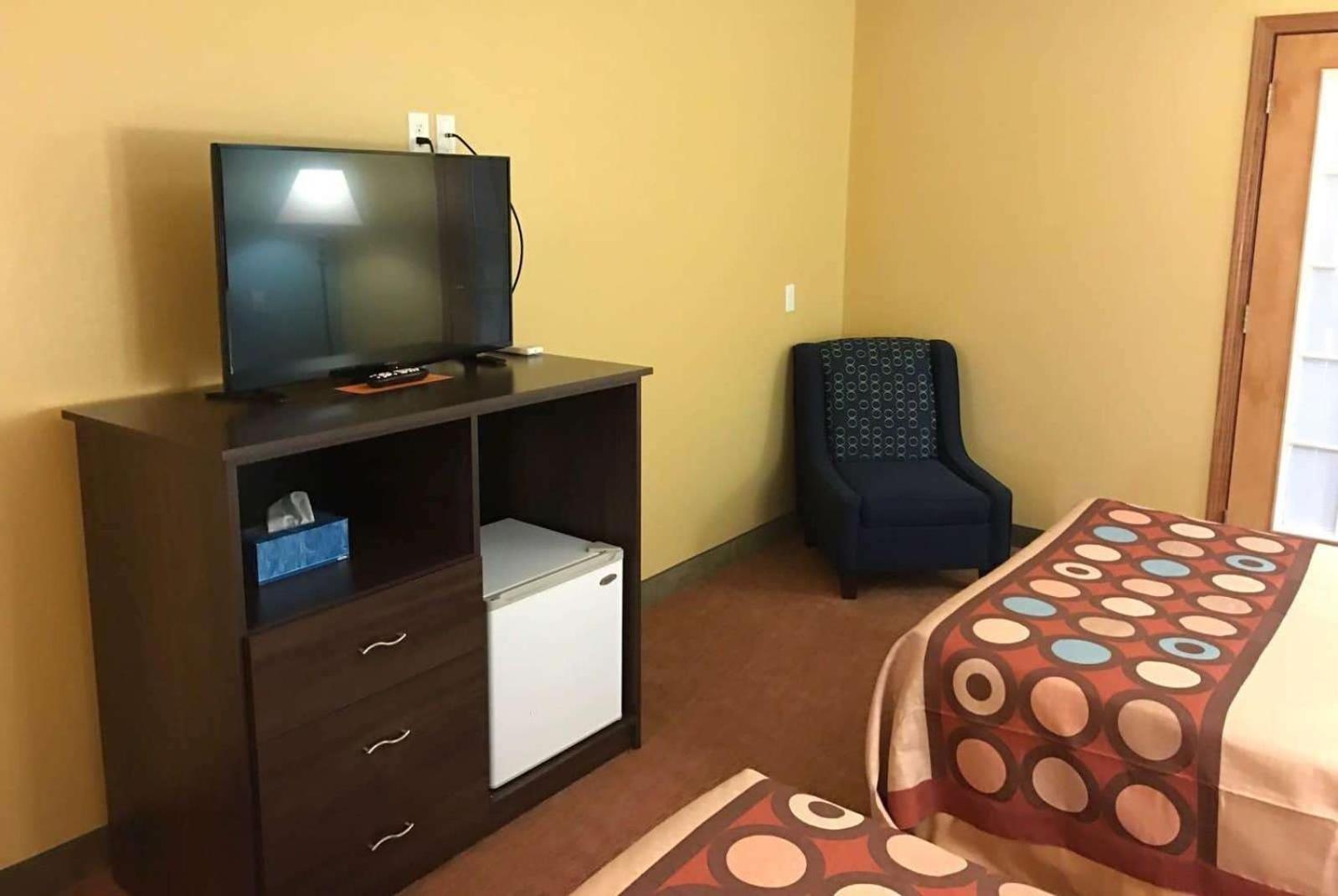 Super 8 by Wyndham Plover Stevens Point Area photo 3