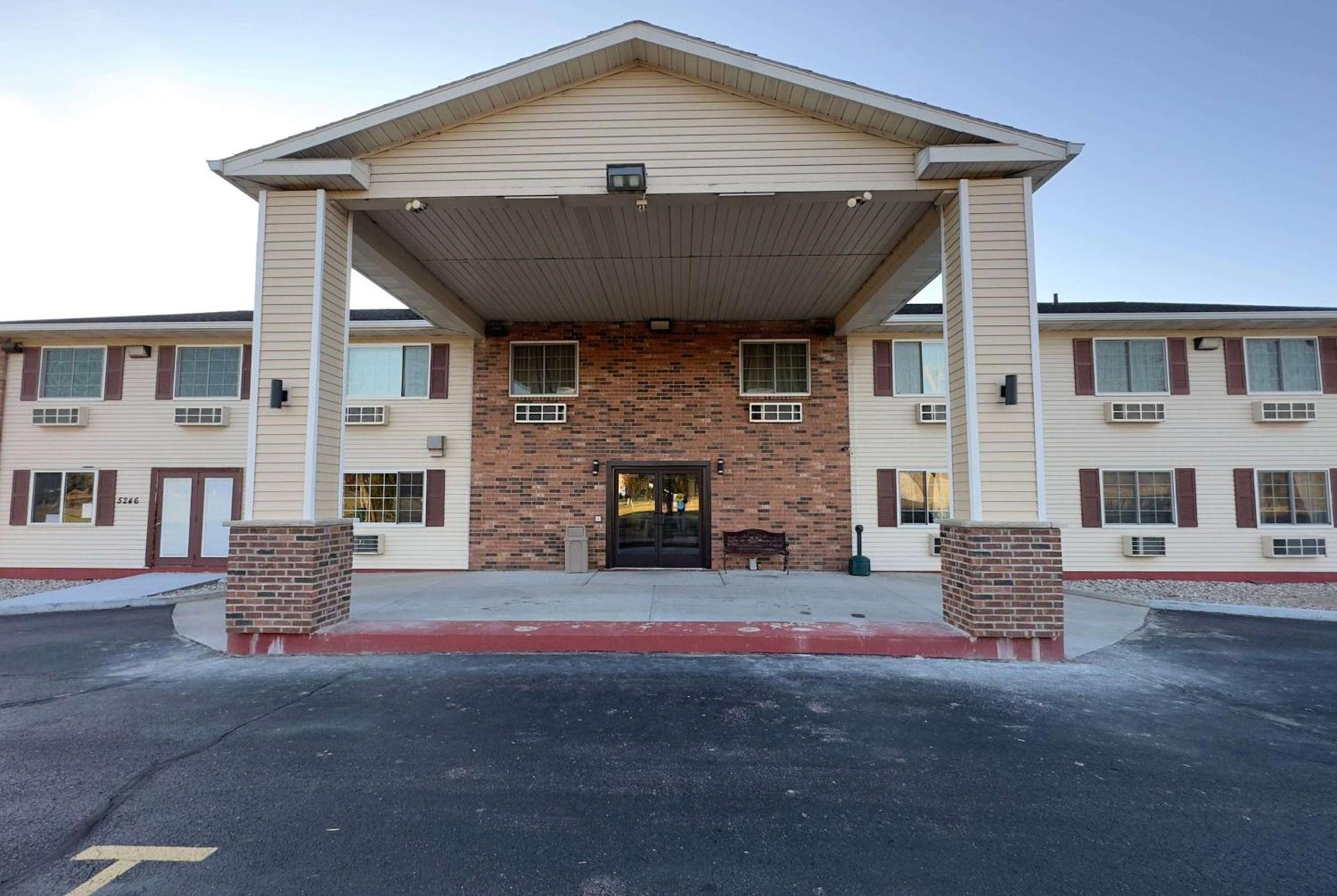 Super 8 by Wyndham Plover Stevens Point Area photo 2