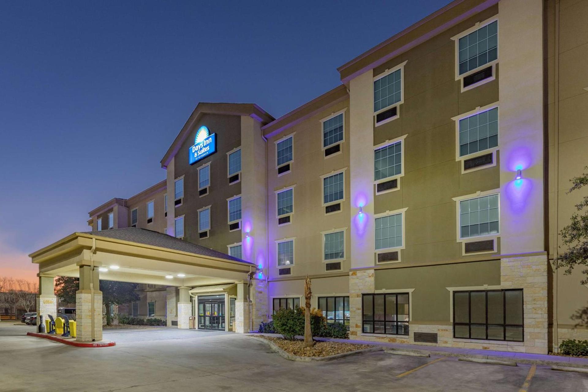 Days Inn & Suites by Wyndham San Antonio near Frost Bank Center photo 2