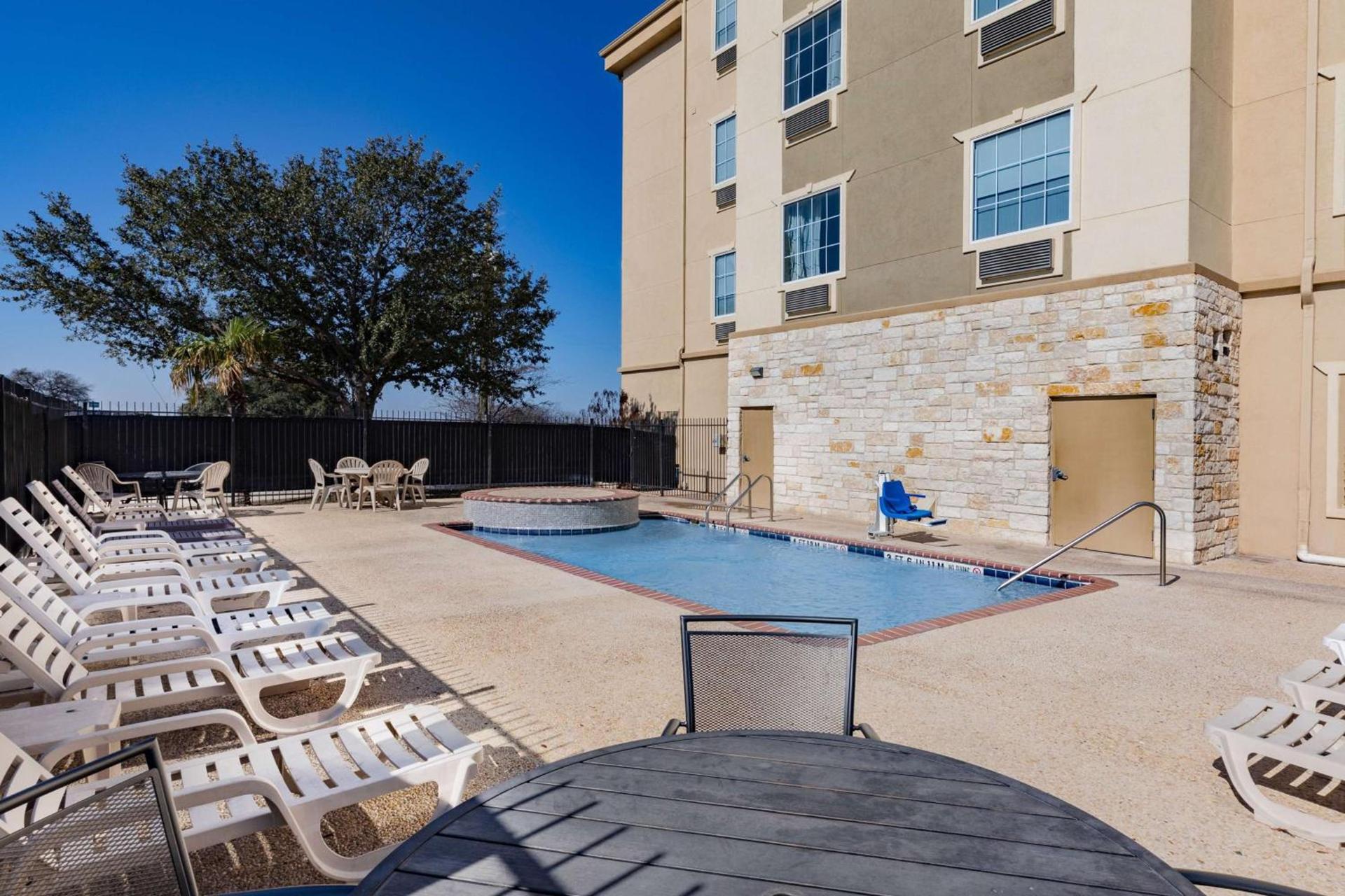 Days Inn & Suites by Wyndham San Antonio near Frost Bank Center photo 5