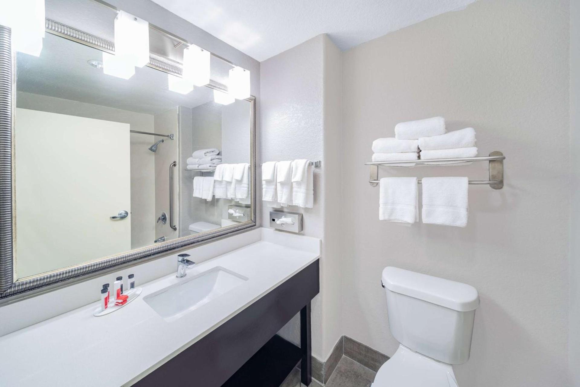 Days Inn & Suites by Wyndham San Antonio near Frost Bank Center photo 10