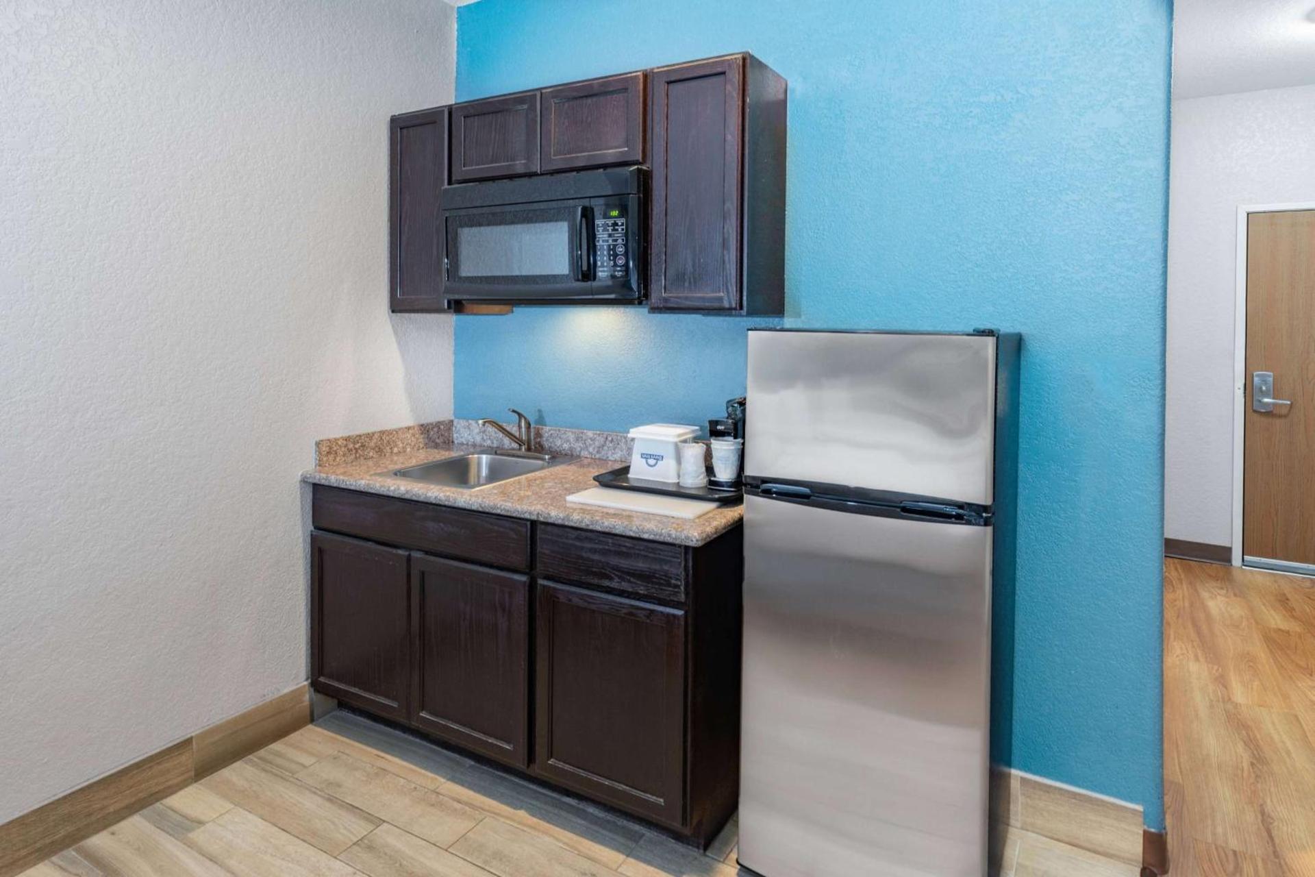 Days Inn & Suites by Wyndham San Antonio near Frost Bank Center photo 15