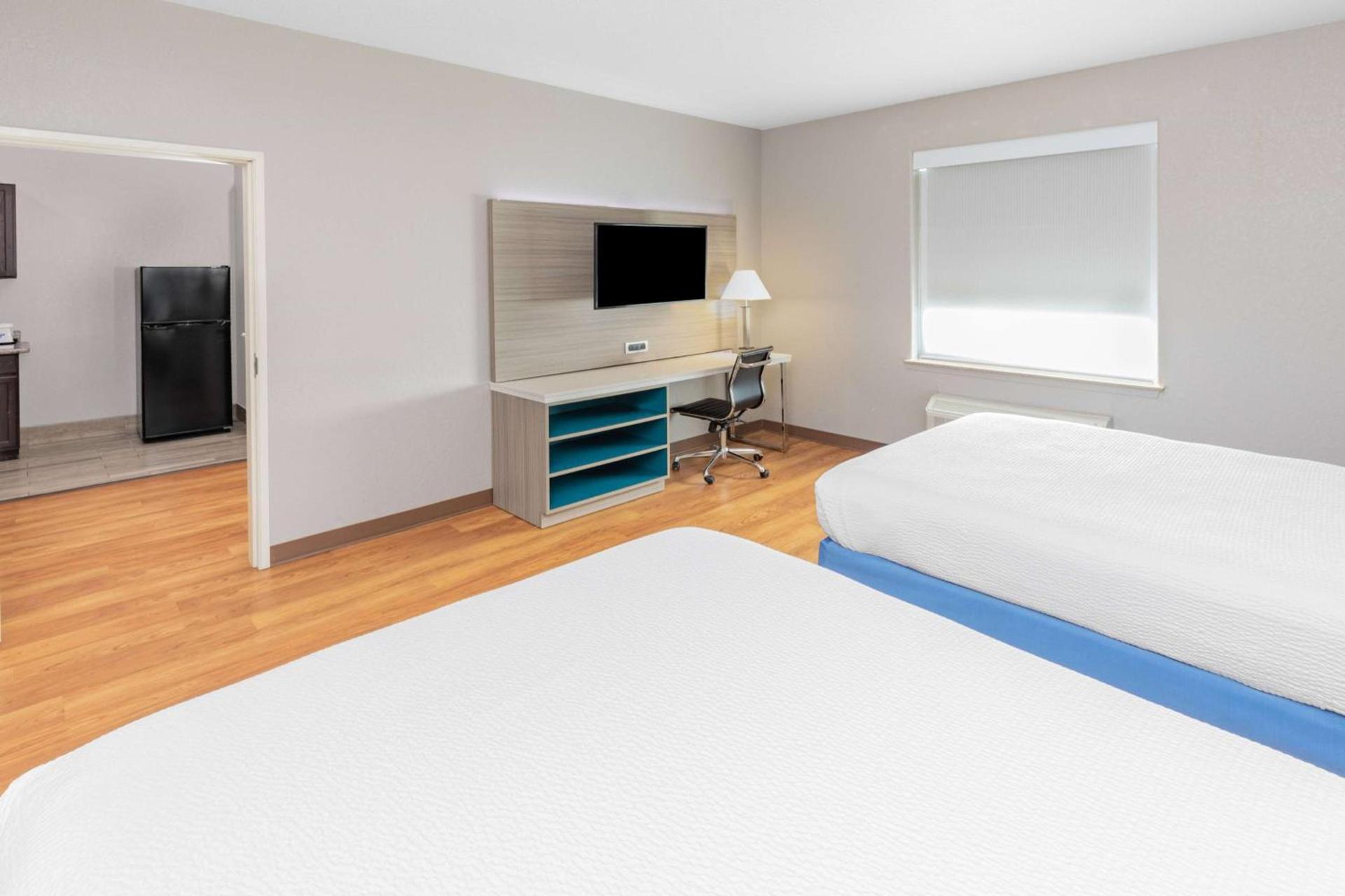 Days Inn & Suites by Wyndham San Antonio near Frost Bank Center photo 16