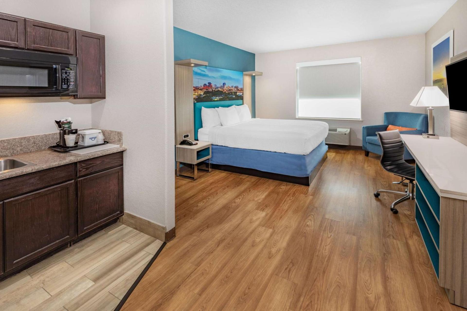 Days Inn & Suites by Wyndham San Antonio near Frost Bank Center photo 22