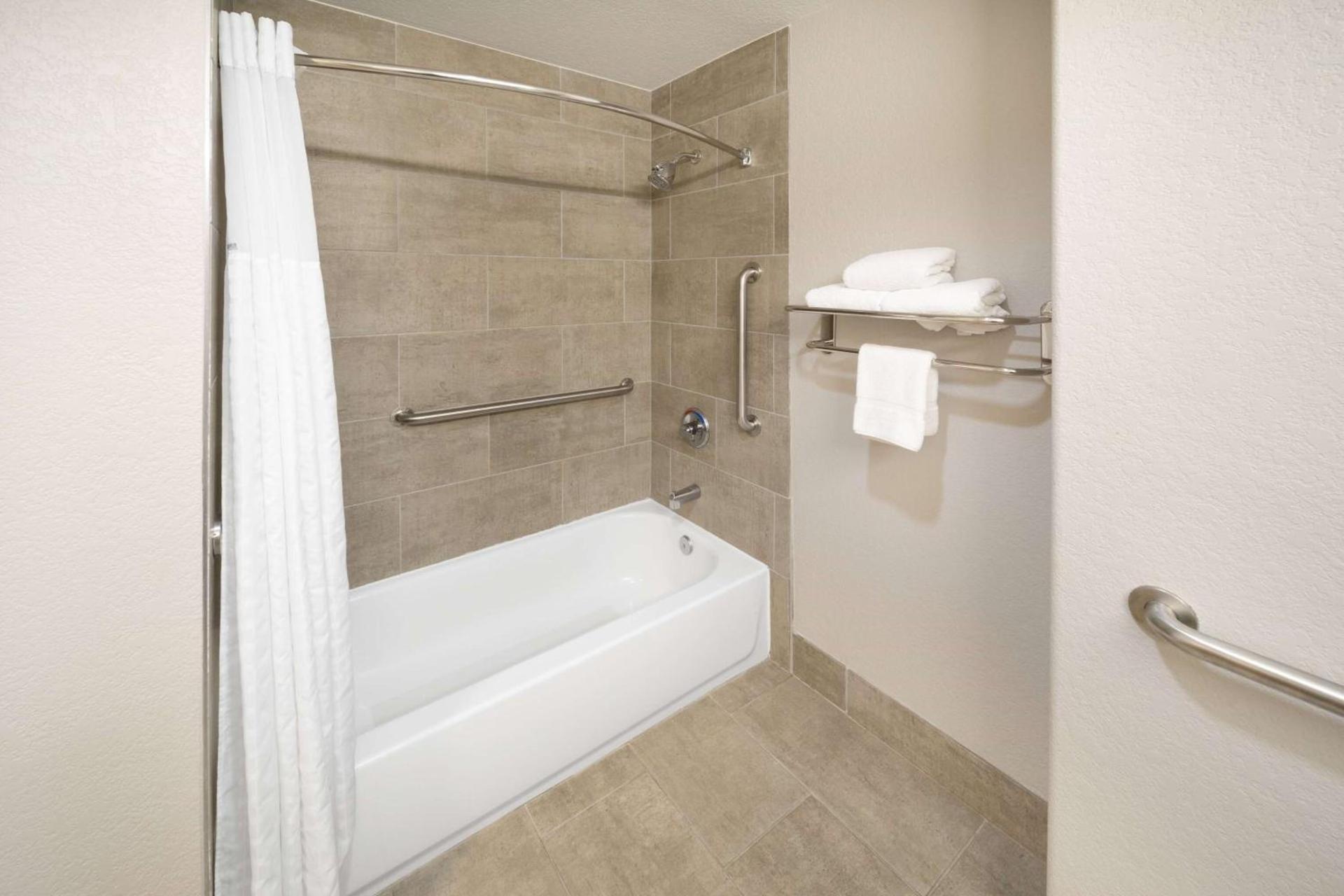 Days Inn & Suites by Wyndham San Antonio near Frost Bank Center photo 27