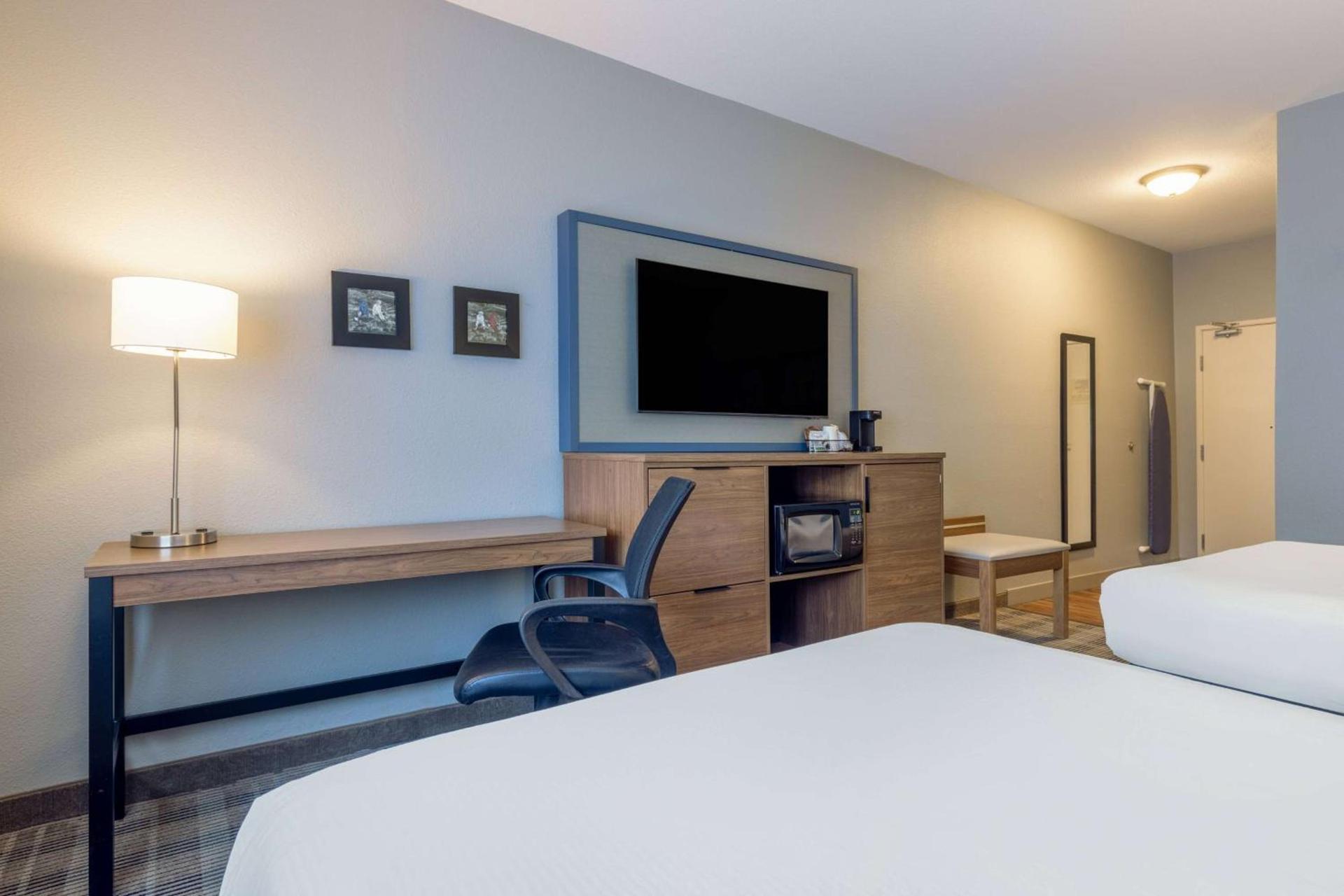 AmericInn by Wyndham Duluth photo 18