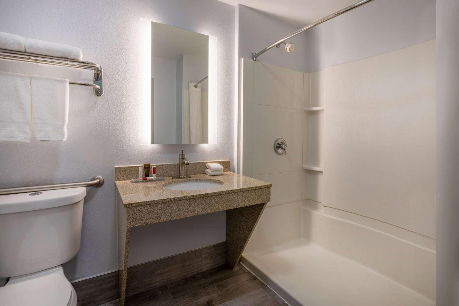 Wingate by Wyndham Waldorf - Washington DC Area photo 32