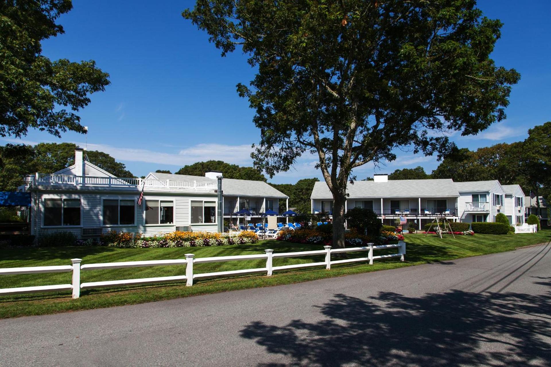 Blue Rock Resort — hotel in South Yarmouth