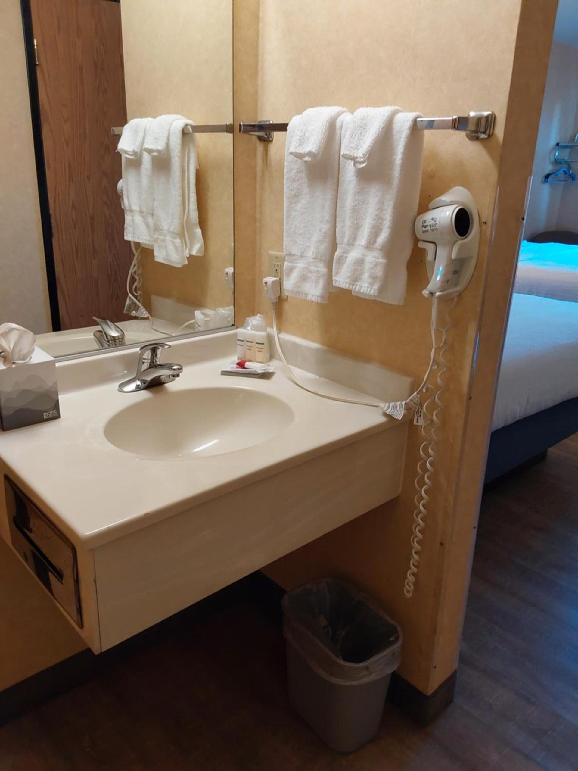 Lavissh Inn and Suites photo 21