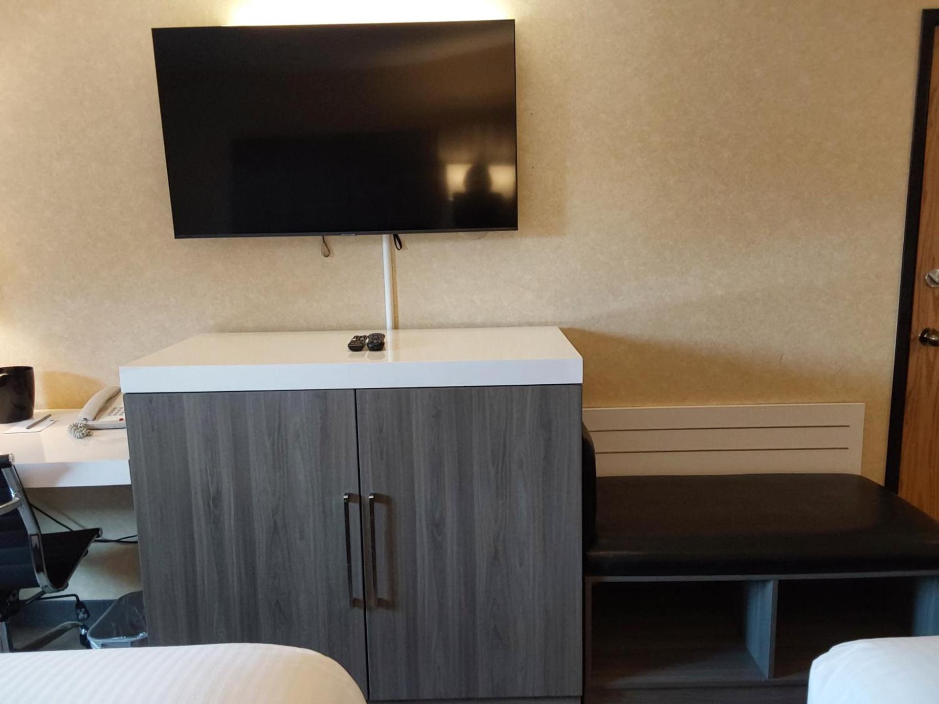 Lavissh Inn and Suites photo 34