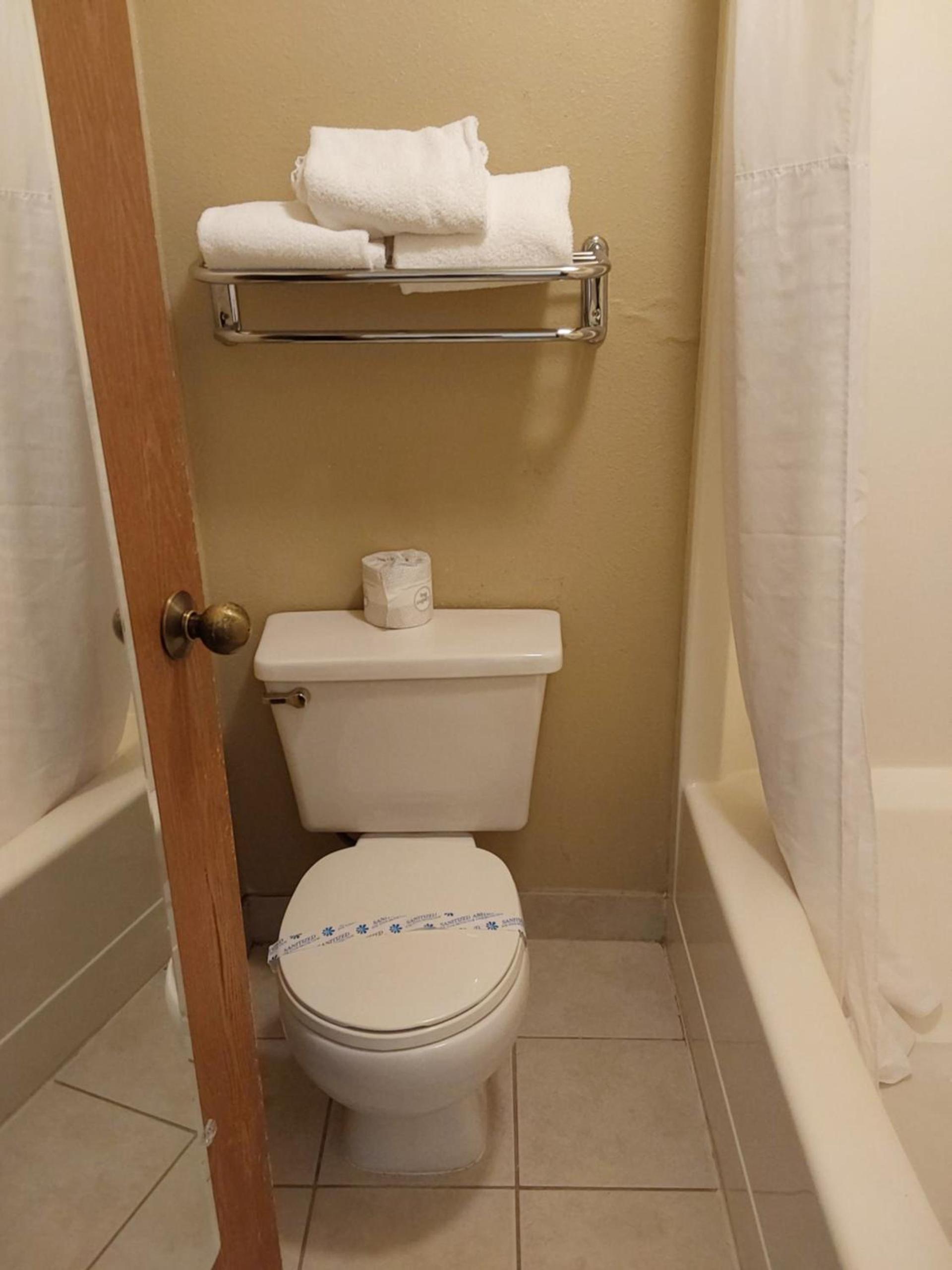 Lavissh Inn and Suites photo 14